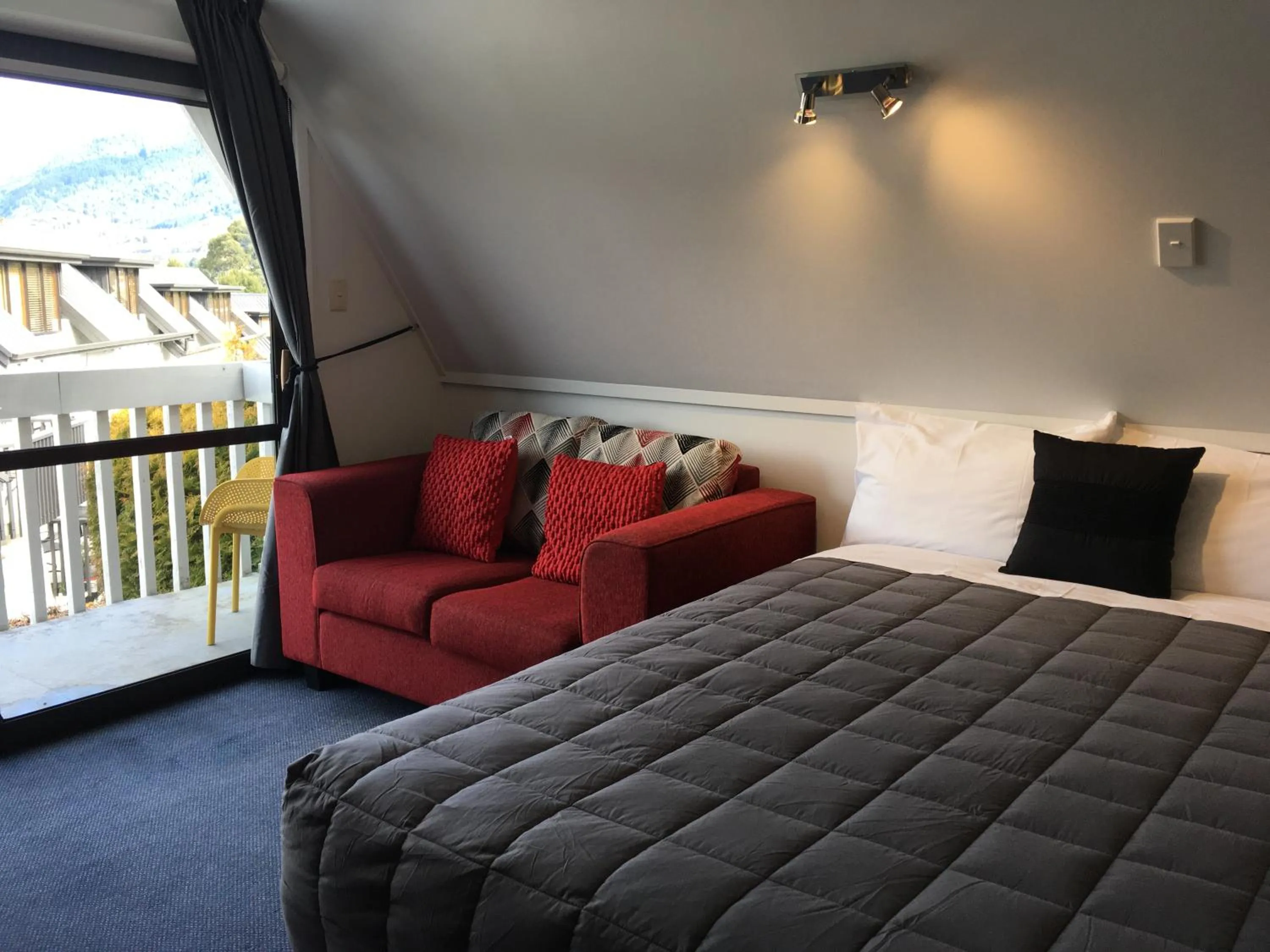 Seating area, Bed in Wakatipu View Apartments