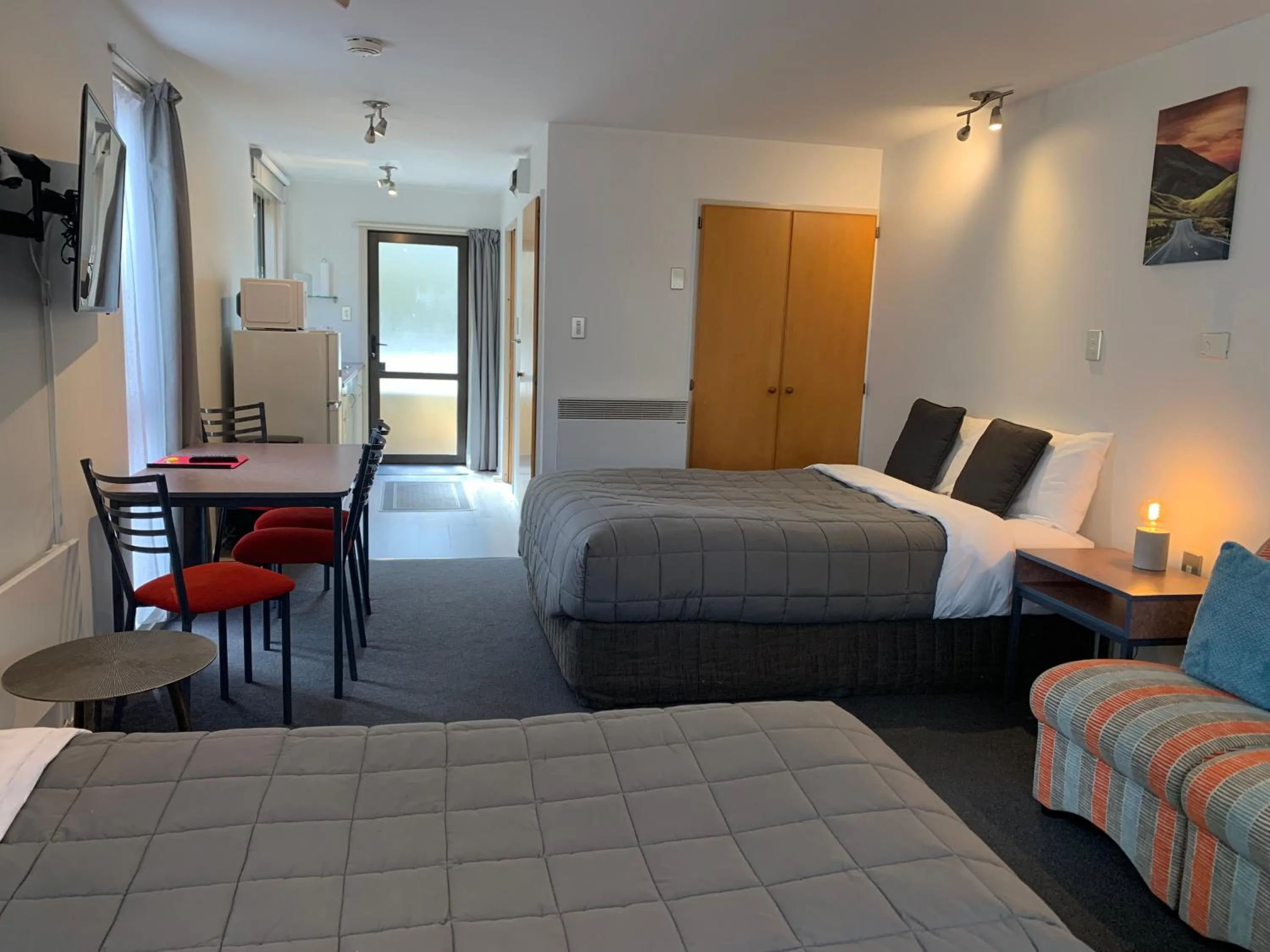 Dining area, Bed in Wakatipu View Apartments