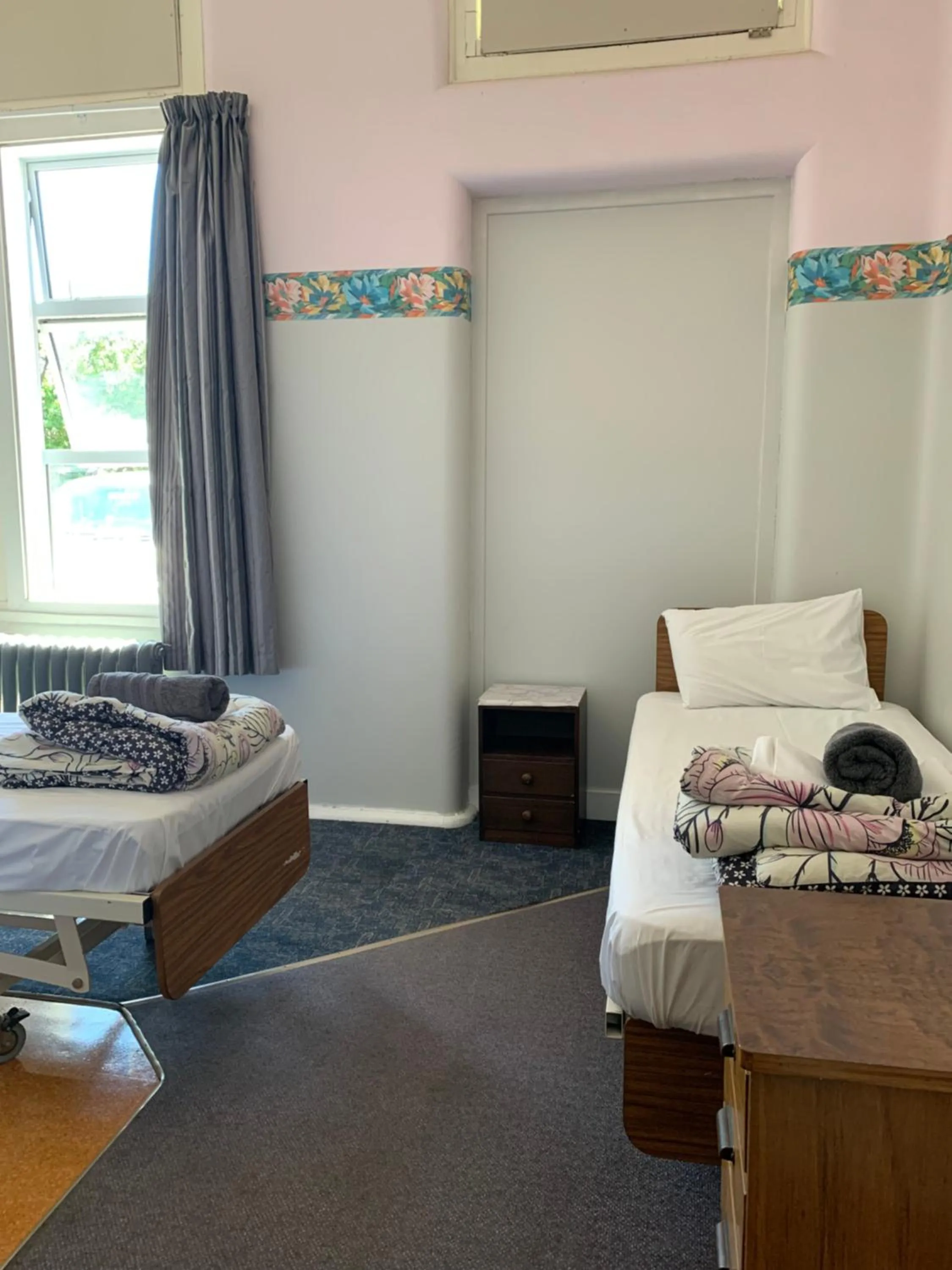 Photo of the whole room, Bed in Thomas's Catlins Lodge and Camp Ground