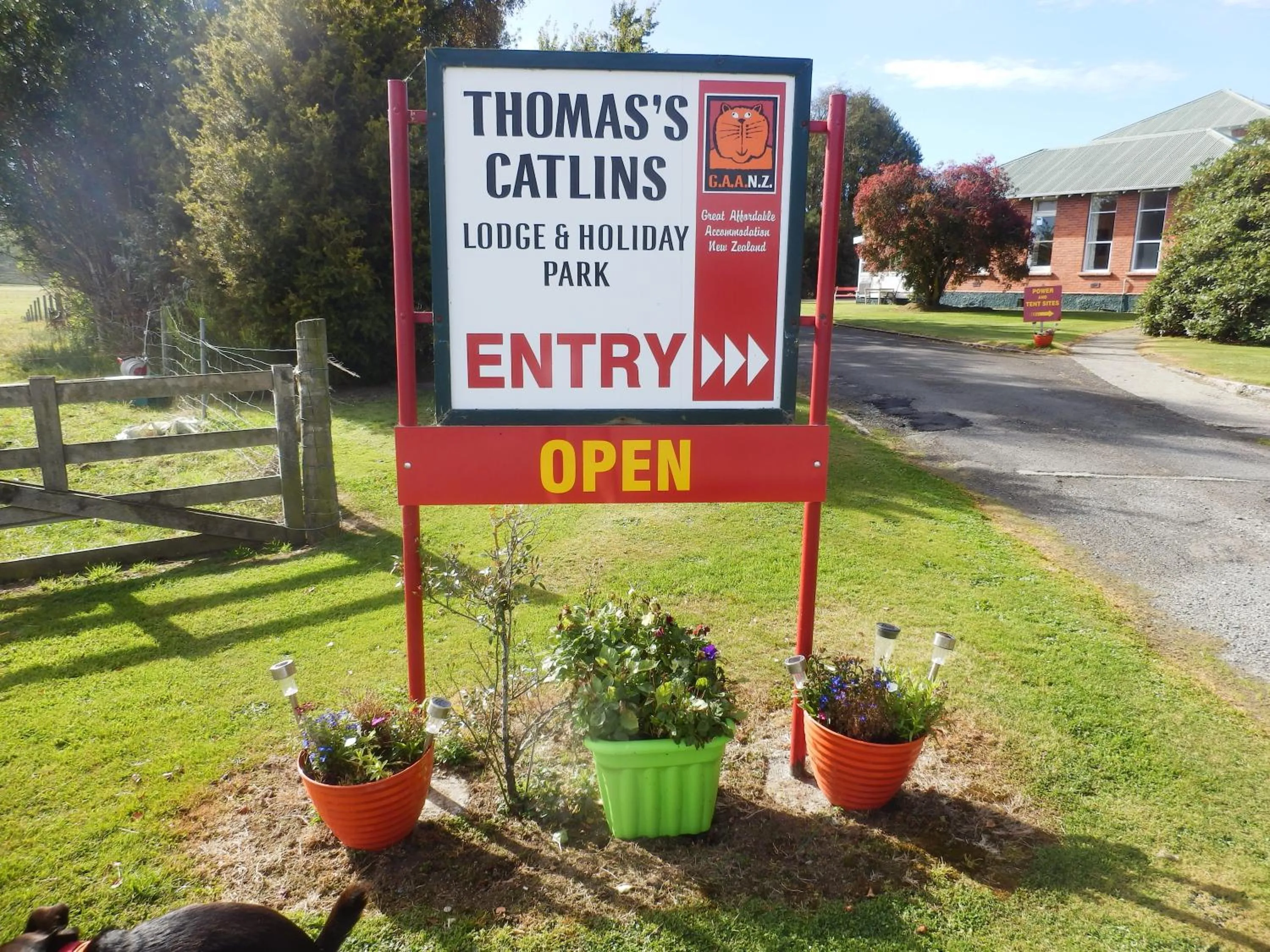 Property logo or sign in Thomas's Catlins Lodge and Camp Ground