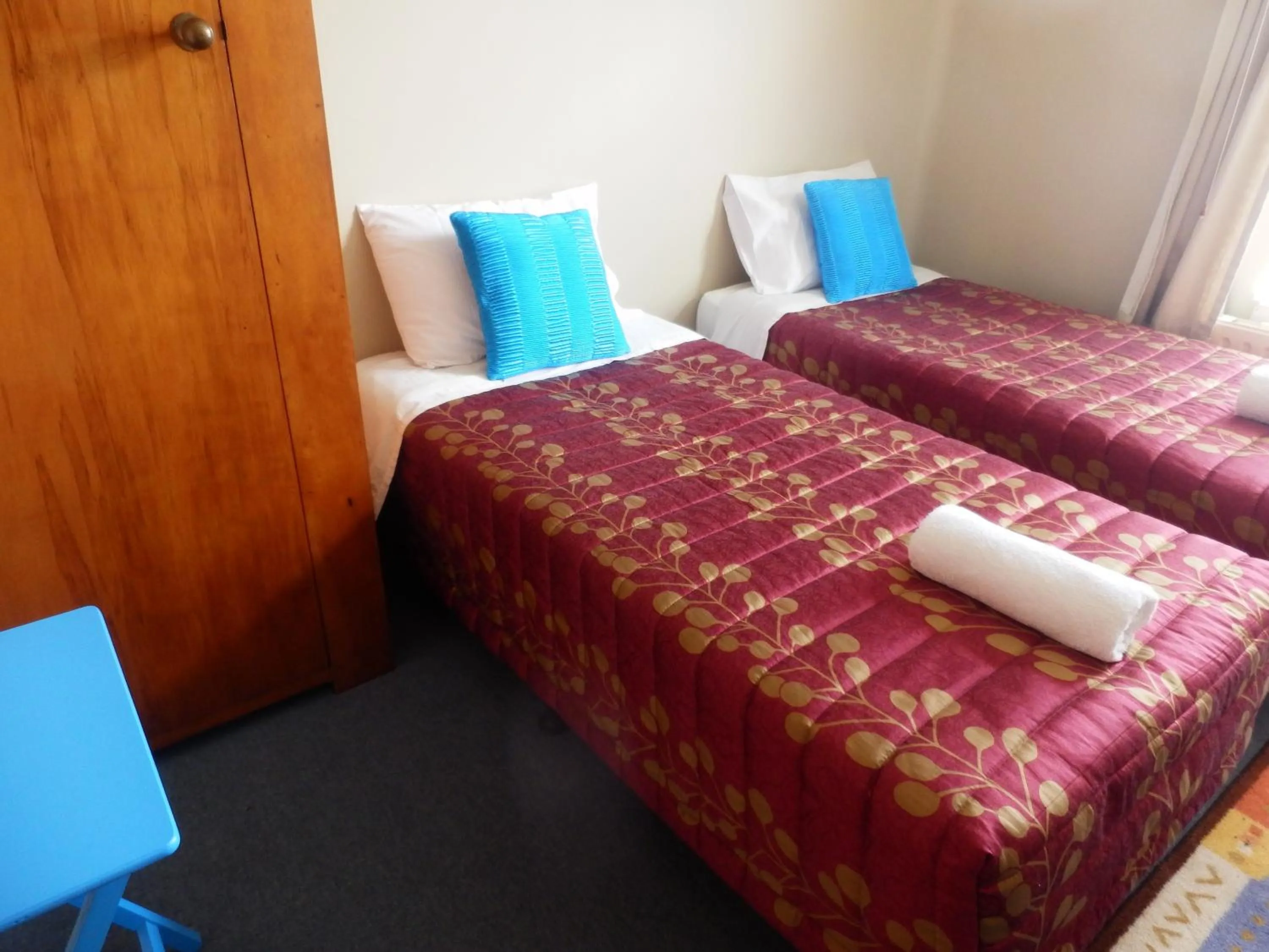 Photo of the whole room, Bed in Thomas's Catlins Lodge and Camp Ground