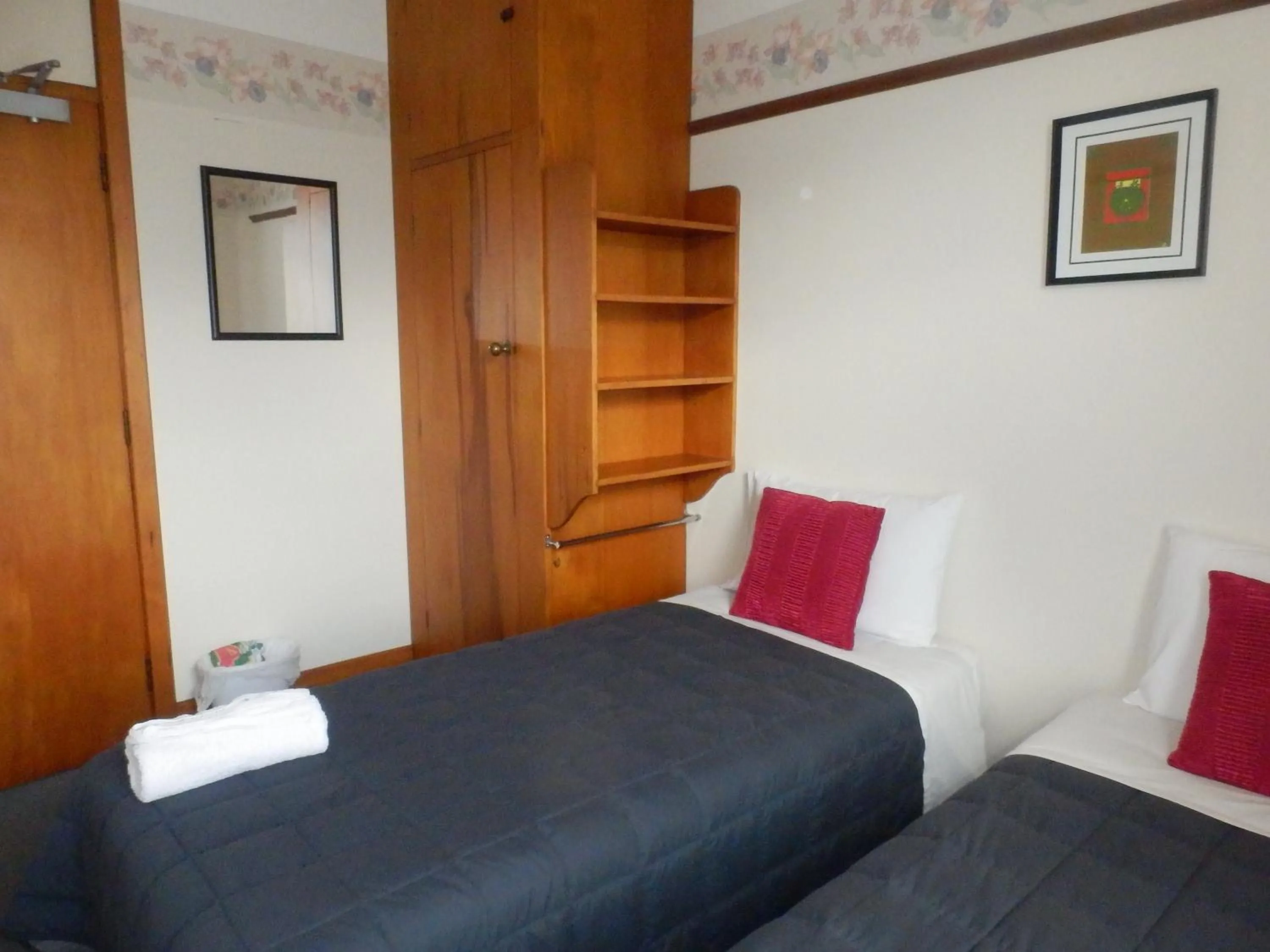 Bed in Thomas's Catlins Lodge and Camp Ground