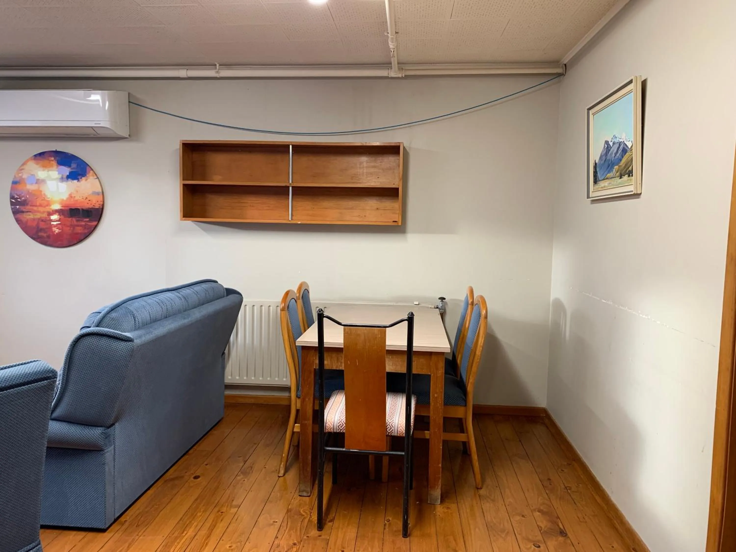 Living room in Thomas's Catlins Lodge and Camp Ground
