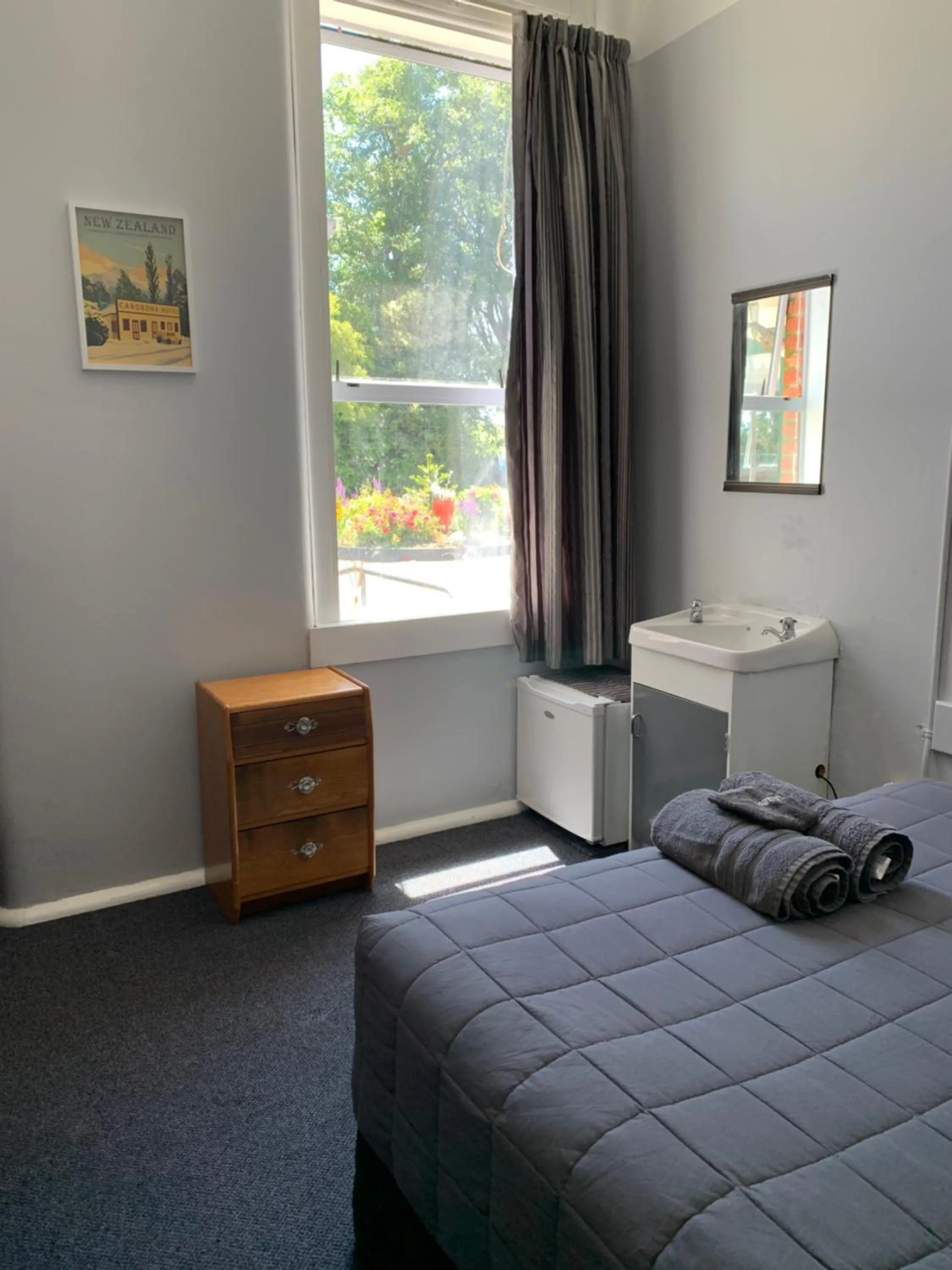 Bed in Thomas's Catlins Lodge and Camp Ground