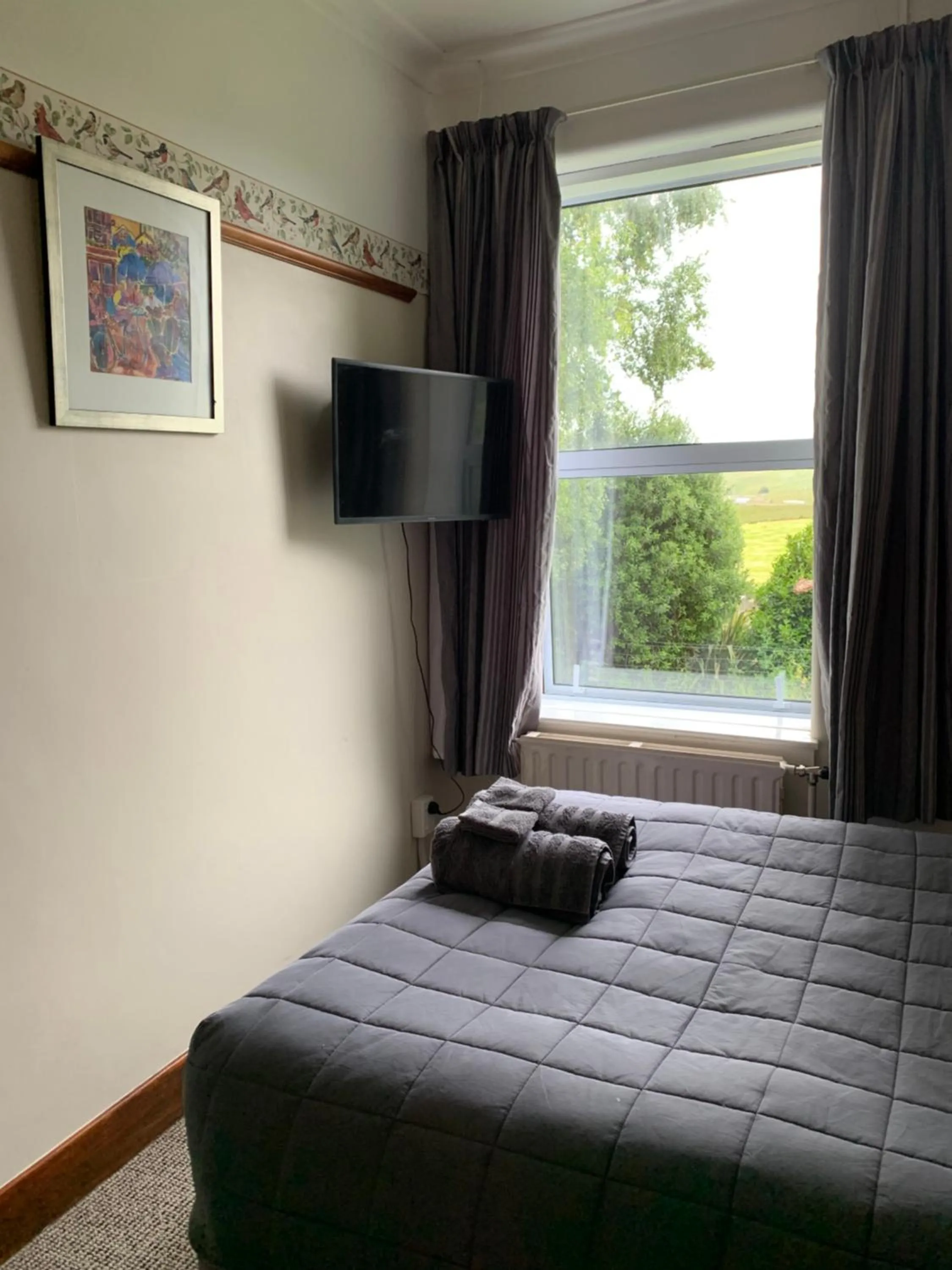 Photo of the whole room, Bed in Thomas's Catlins Lodge and Camp Ground