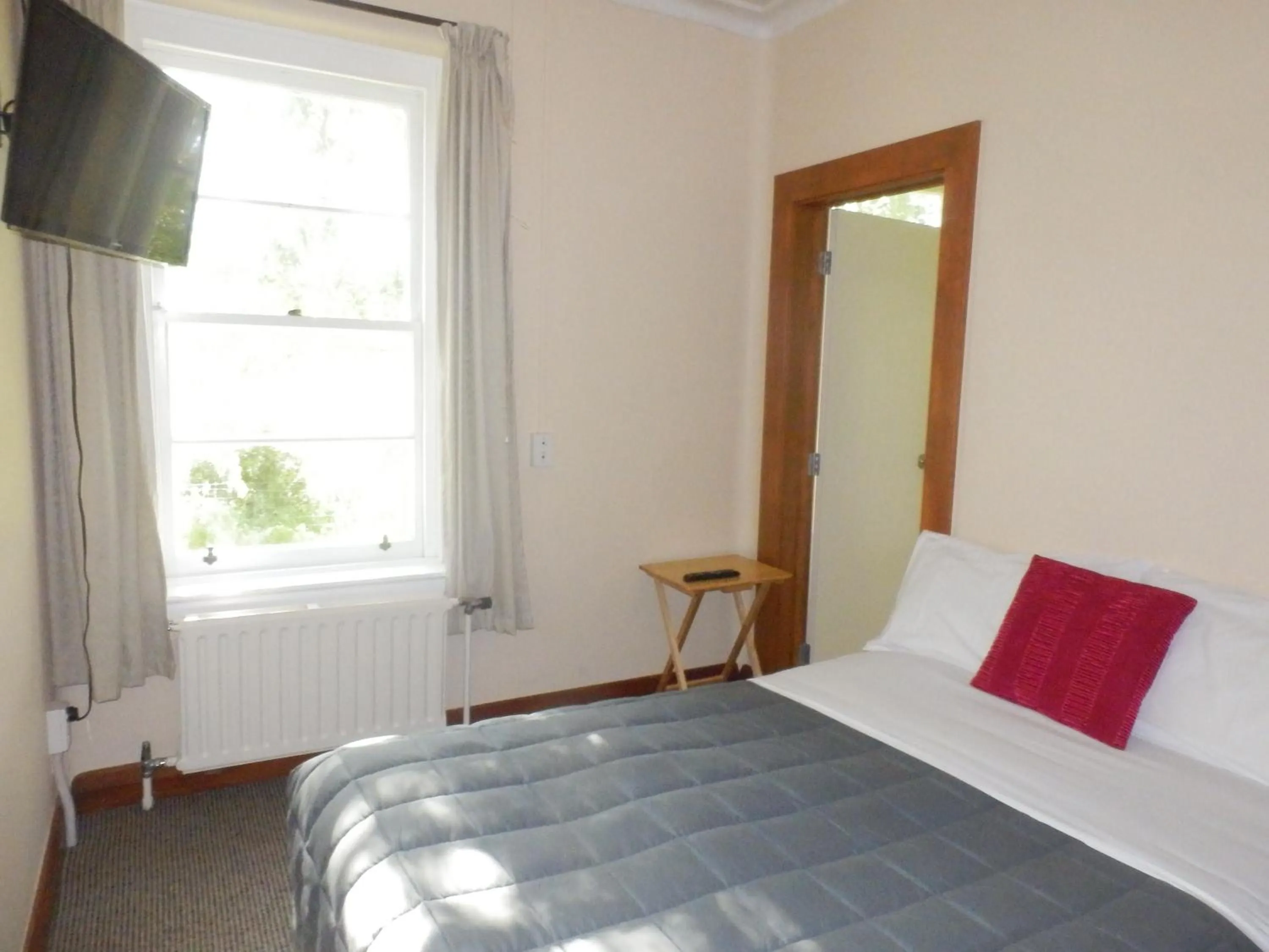 Bed in Thomas's Catlins Lodge and Camp Ground