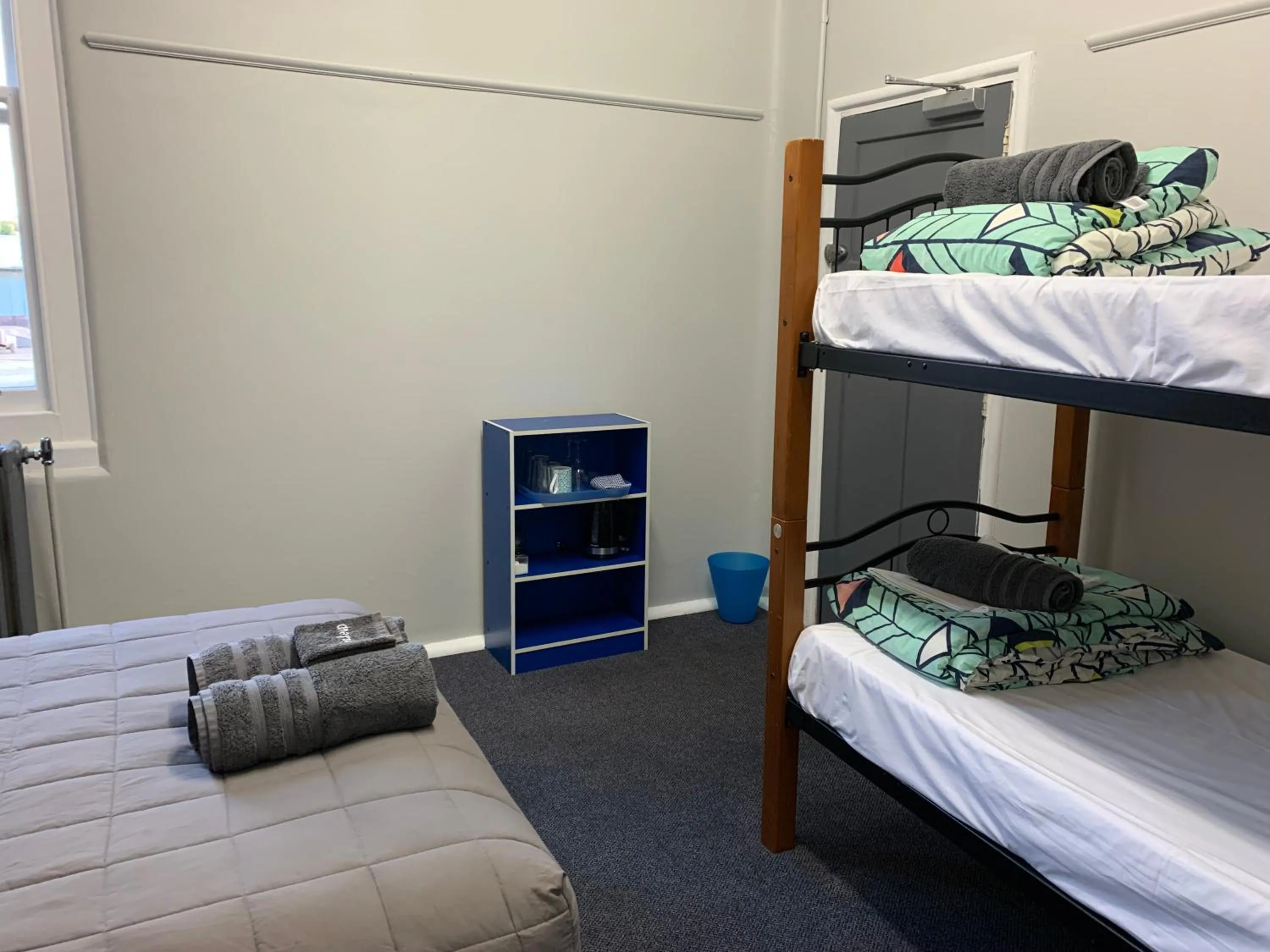 Photo of the whole room, Bed in Thomas's Catlins Lodge and Camp Ground