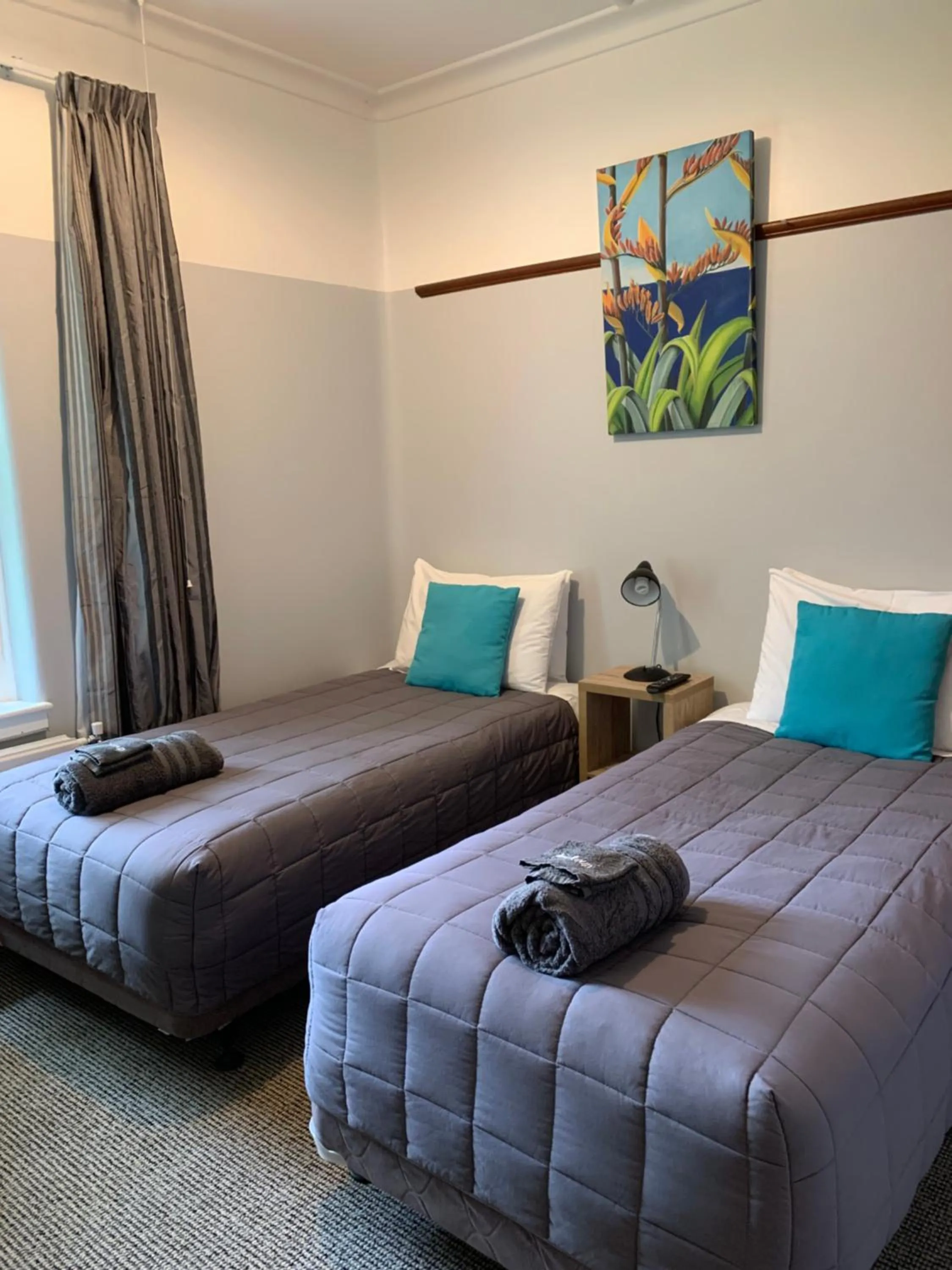 Photo of the whole room, Bed in Thomas's Catlins Lodge and Camp Ground