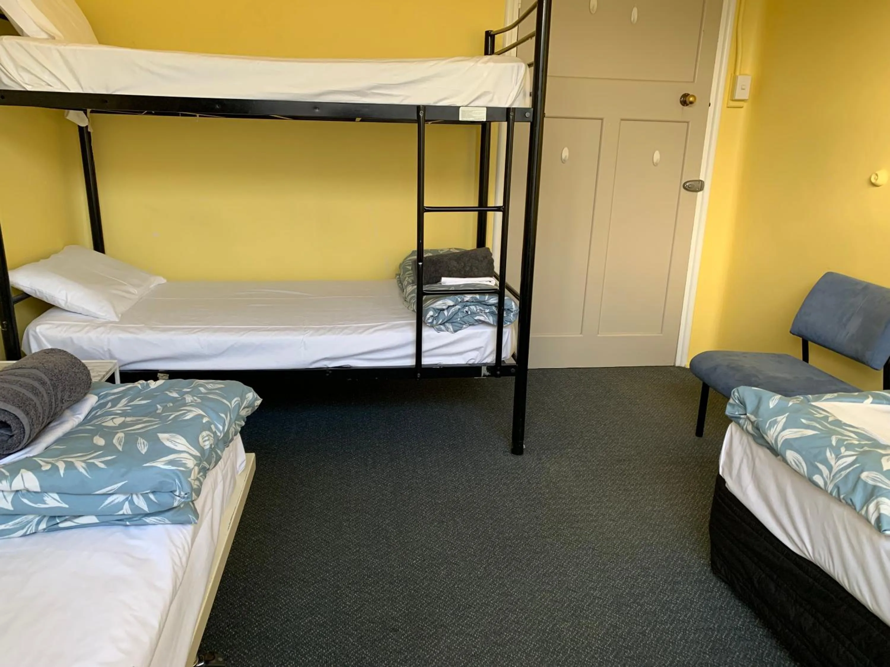 Photo of the whole room, Bed in Thomas's Catlins Lodge and Camp Ground