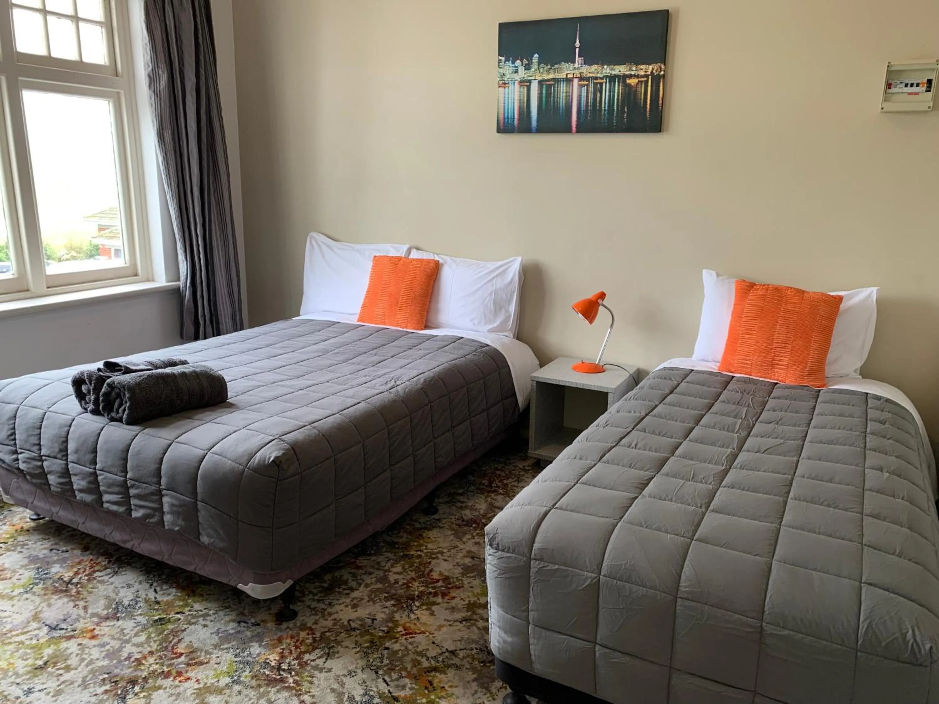 Photo of the whole room, Bed in Thomas's Catlins Lodge and Camp Ground