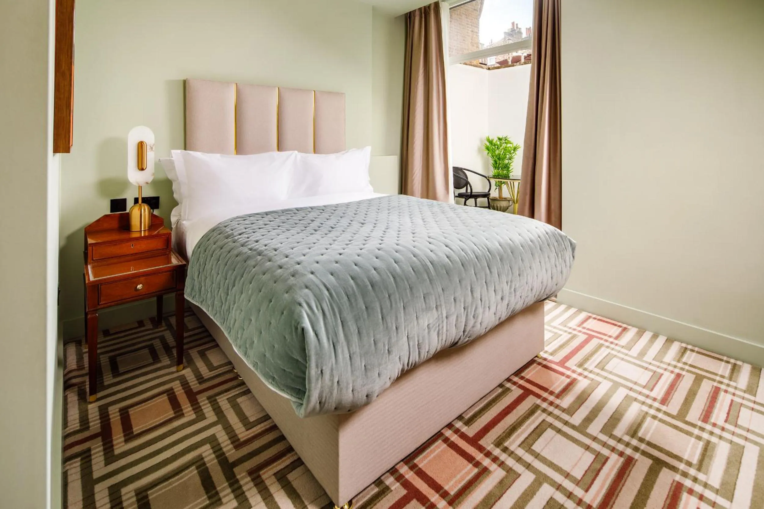 Bed in Ellen Kensington