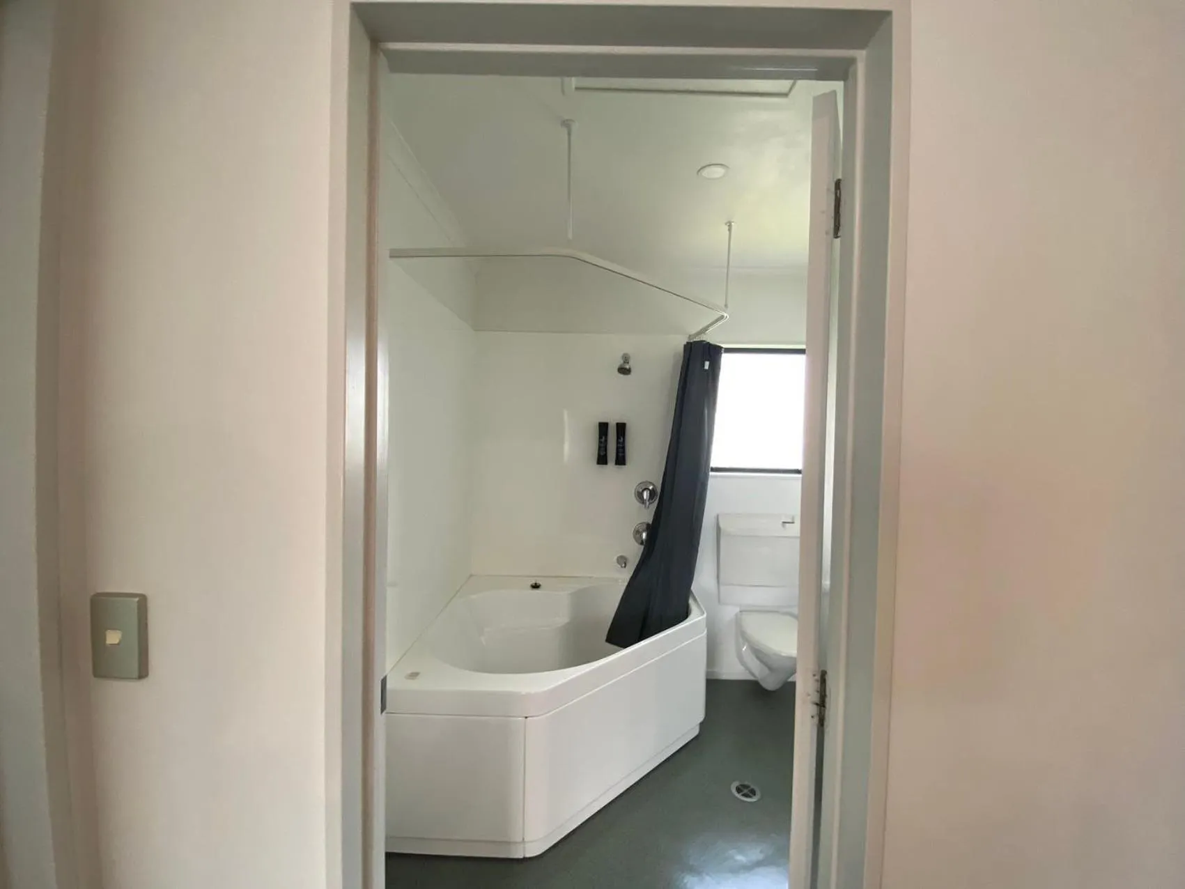 Bath in Camelot Motor Lodge and Conference Centre