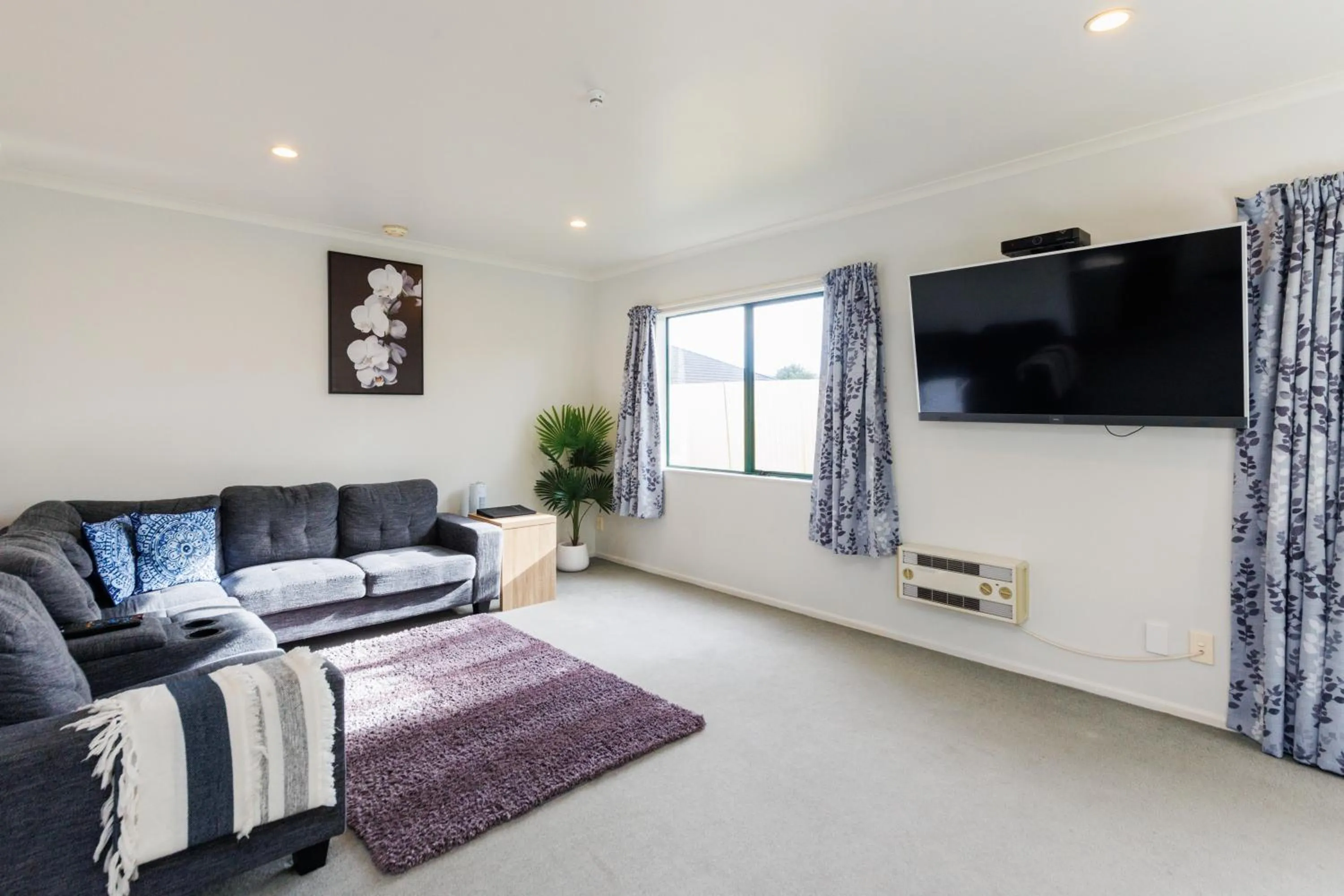 TV and multimedia in Camelot Motor Lodge and Conference Centre