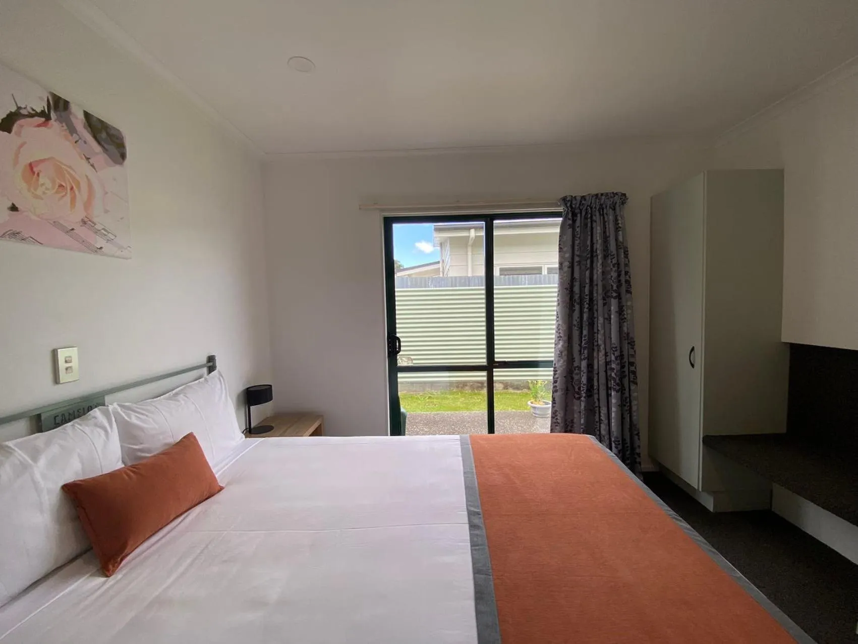 Bedroom, Bed in Camelot Motor Lodge and Conference Centre
