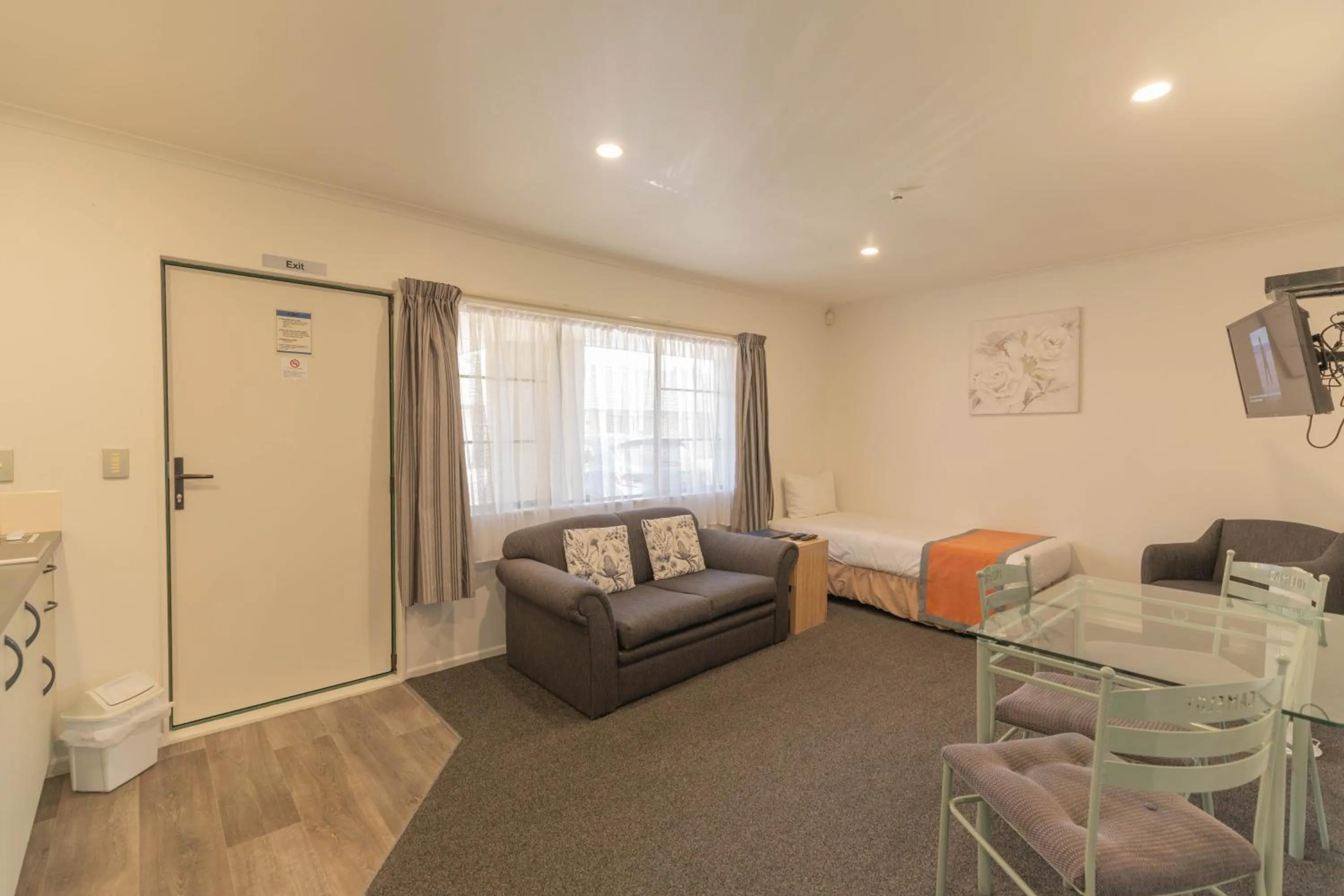 Living room in Camelot Motor Lodge and Conference Centre