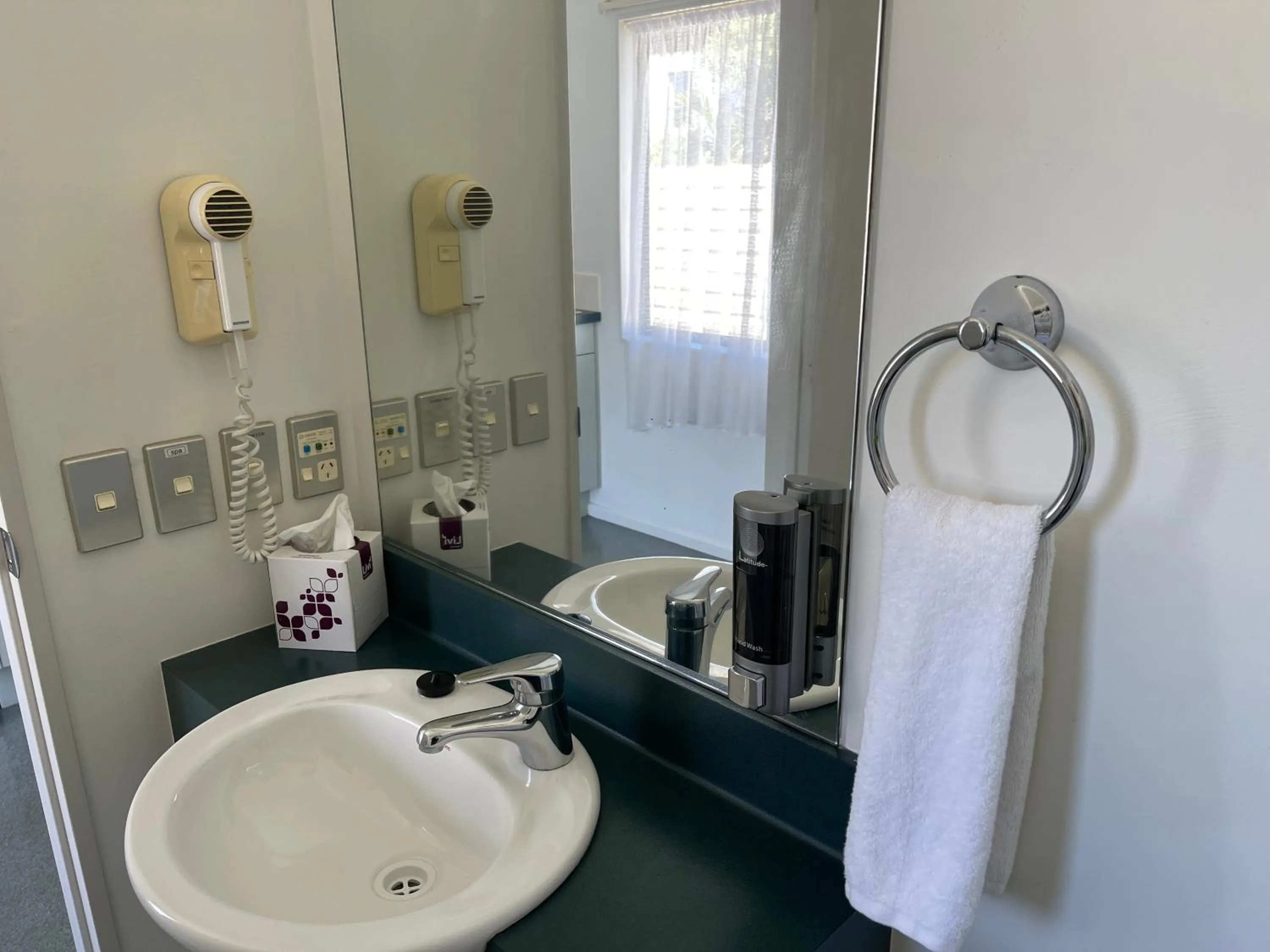 Bathroom in Camelot Motor Lodge and Conference Centre