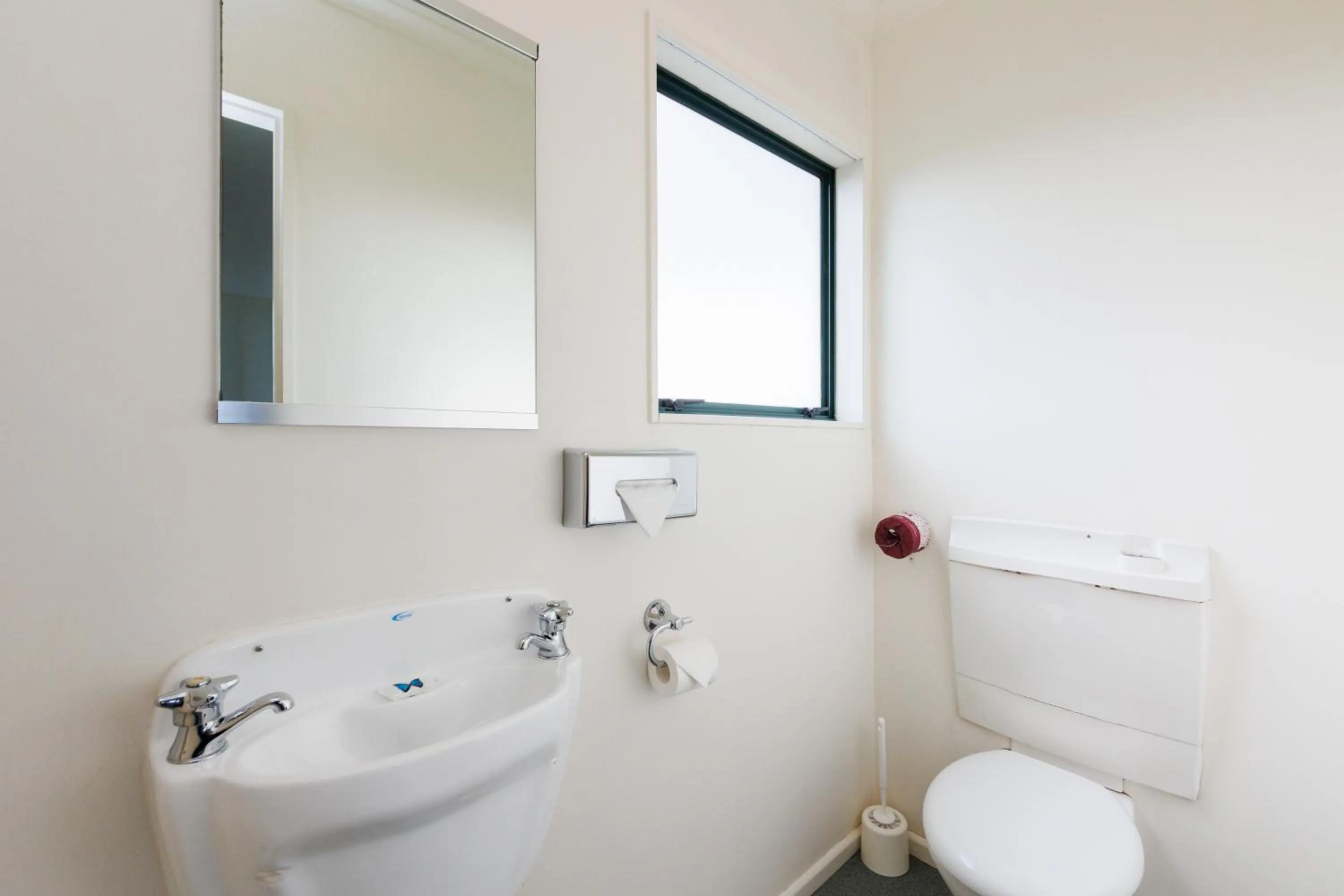 Toilet in Camelot Motor Lodge and Conference Centre