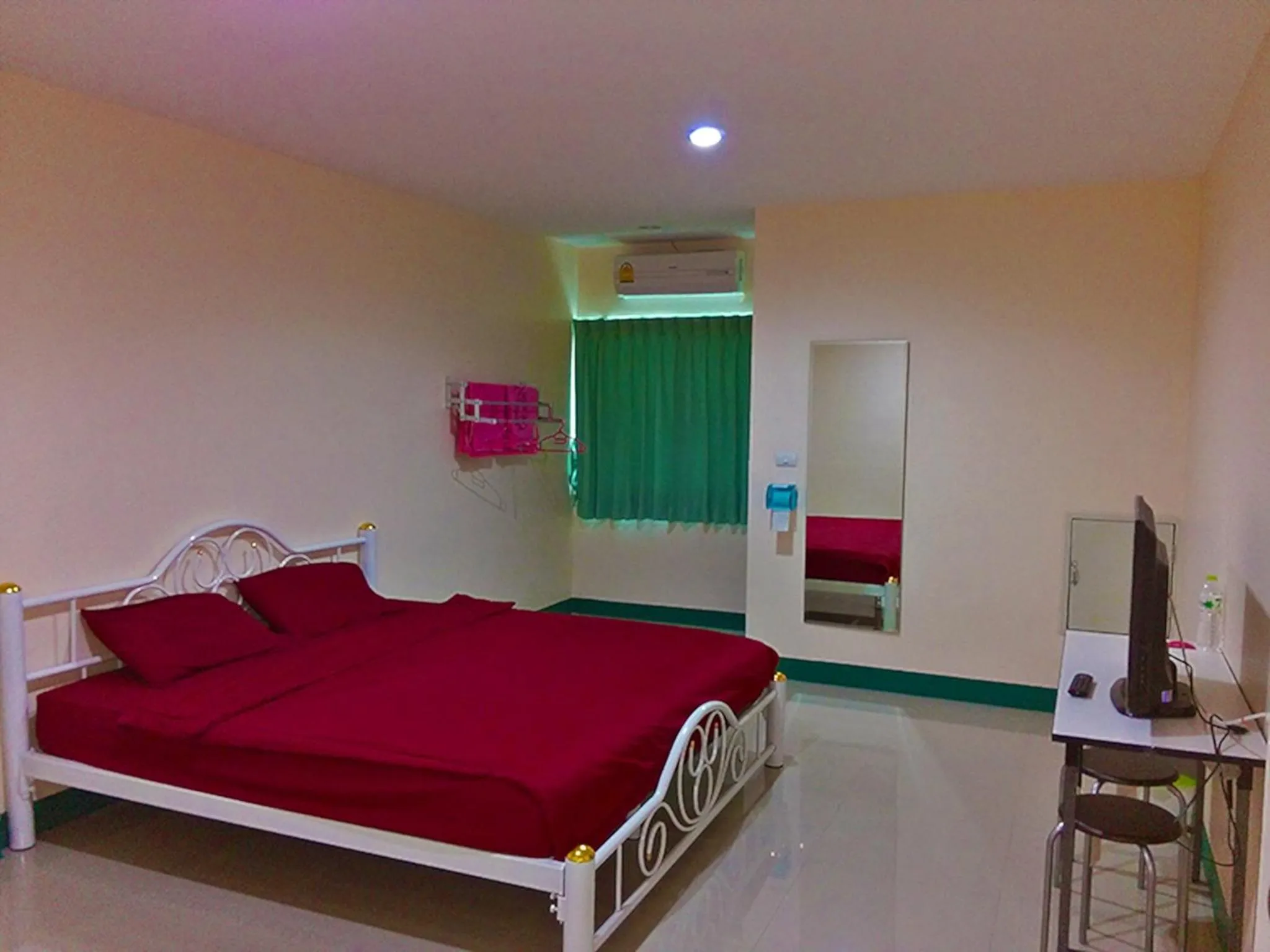 Photo of the whole room, Bed in Sorworakit Hotel