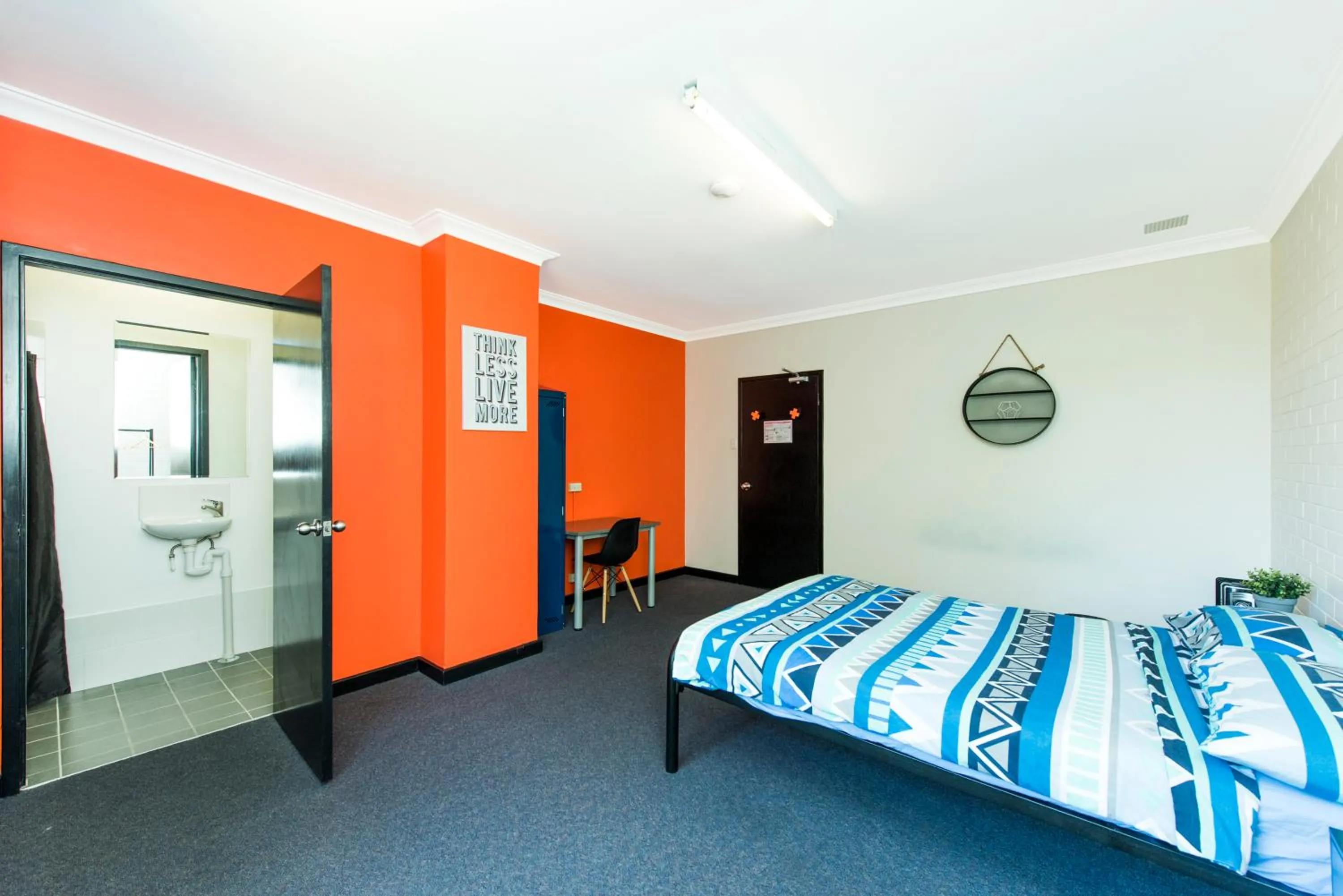 Photo of the whole room, Bed in Billabong Backpackers Resort