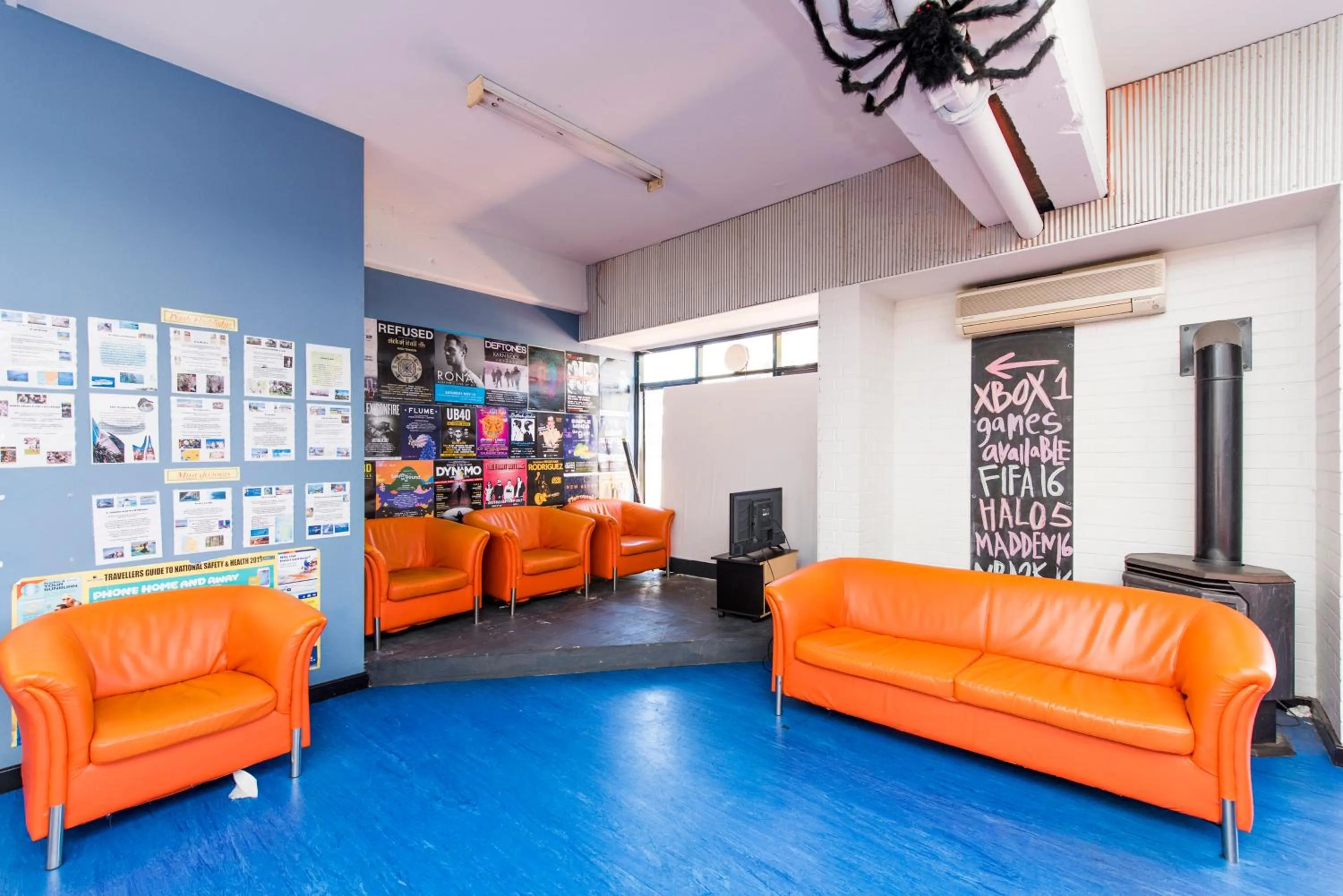 Communal lounge/ TV room in Billabong Backpackers Resort