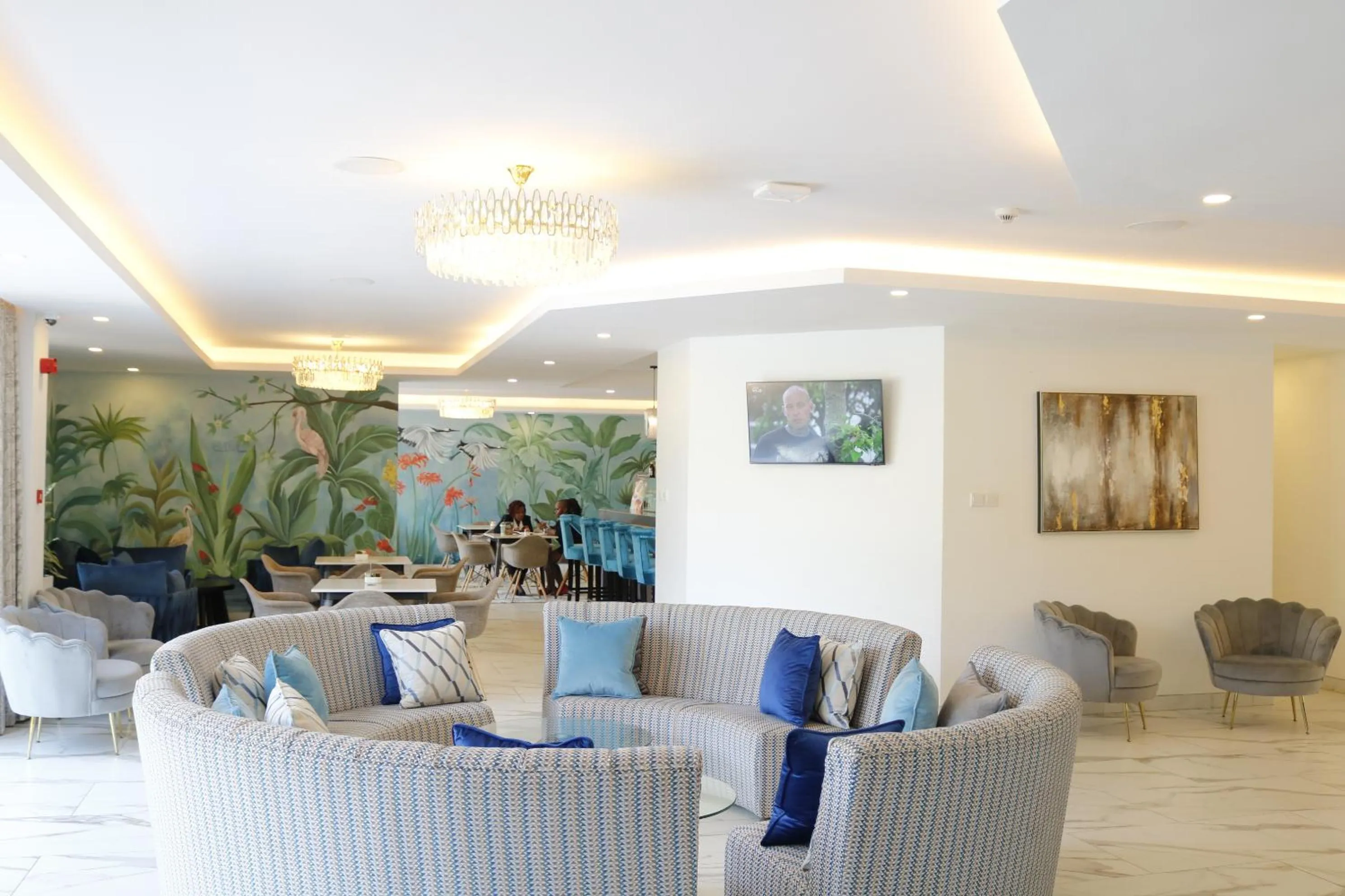 Restaurant/places to eat in Yaya Hotel & Apartments