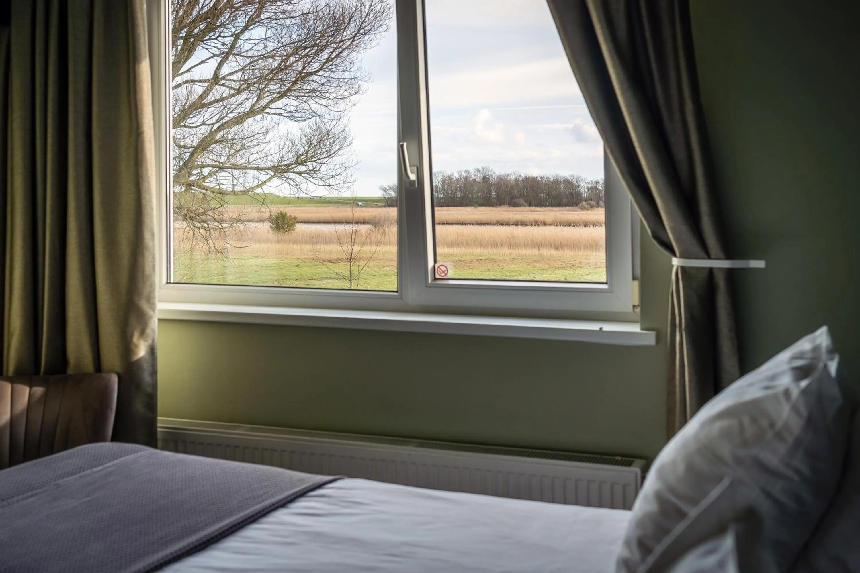 Garden view, Bed in Hotel het Anker van Texel