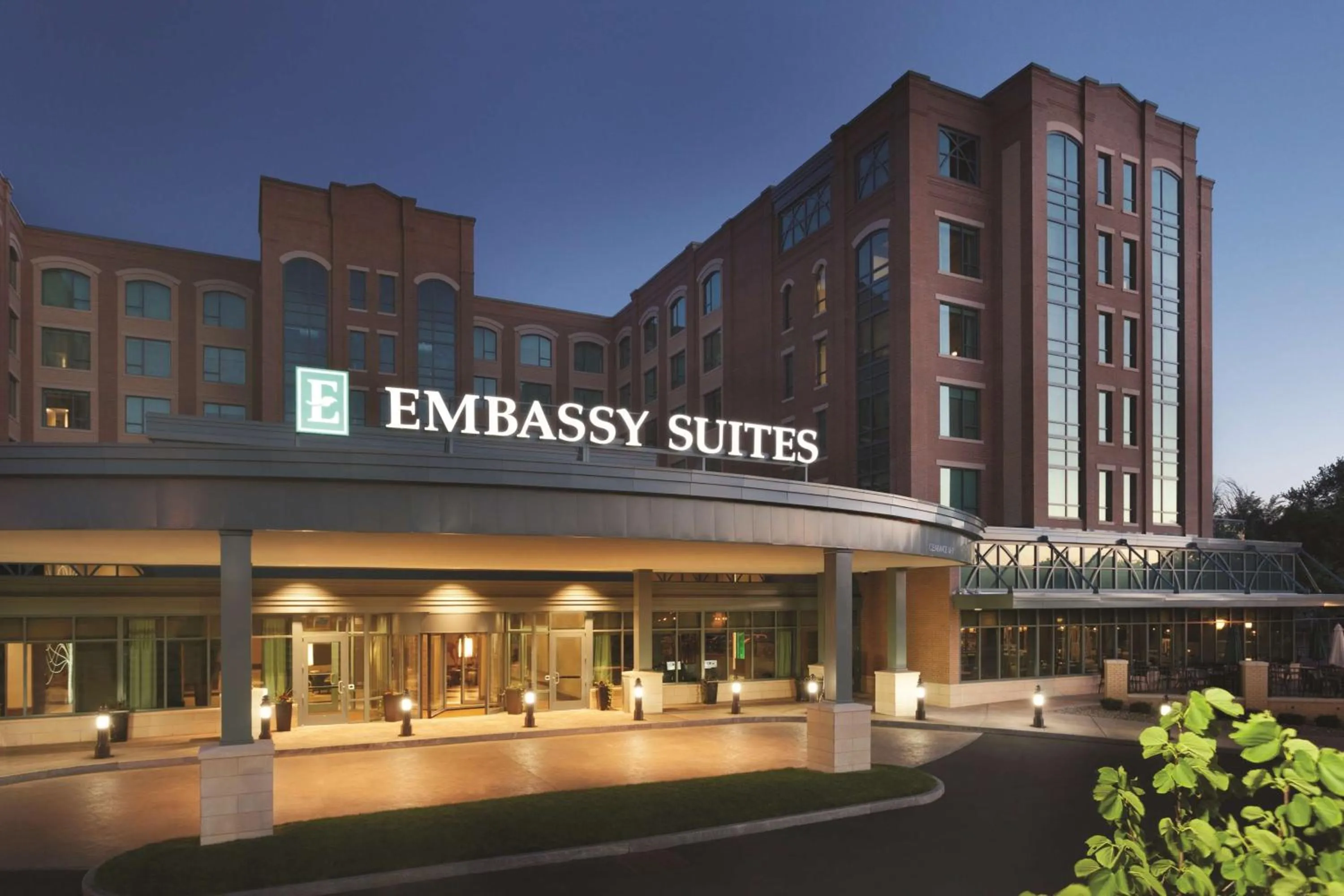Property building in Embassy Suites Saratoga Springs