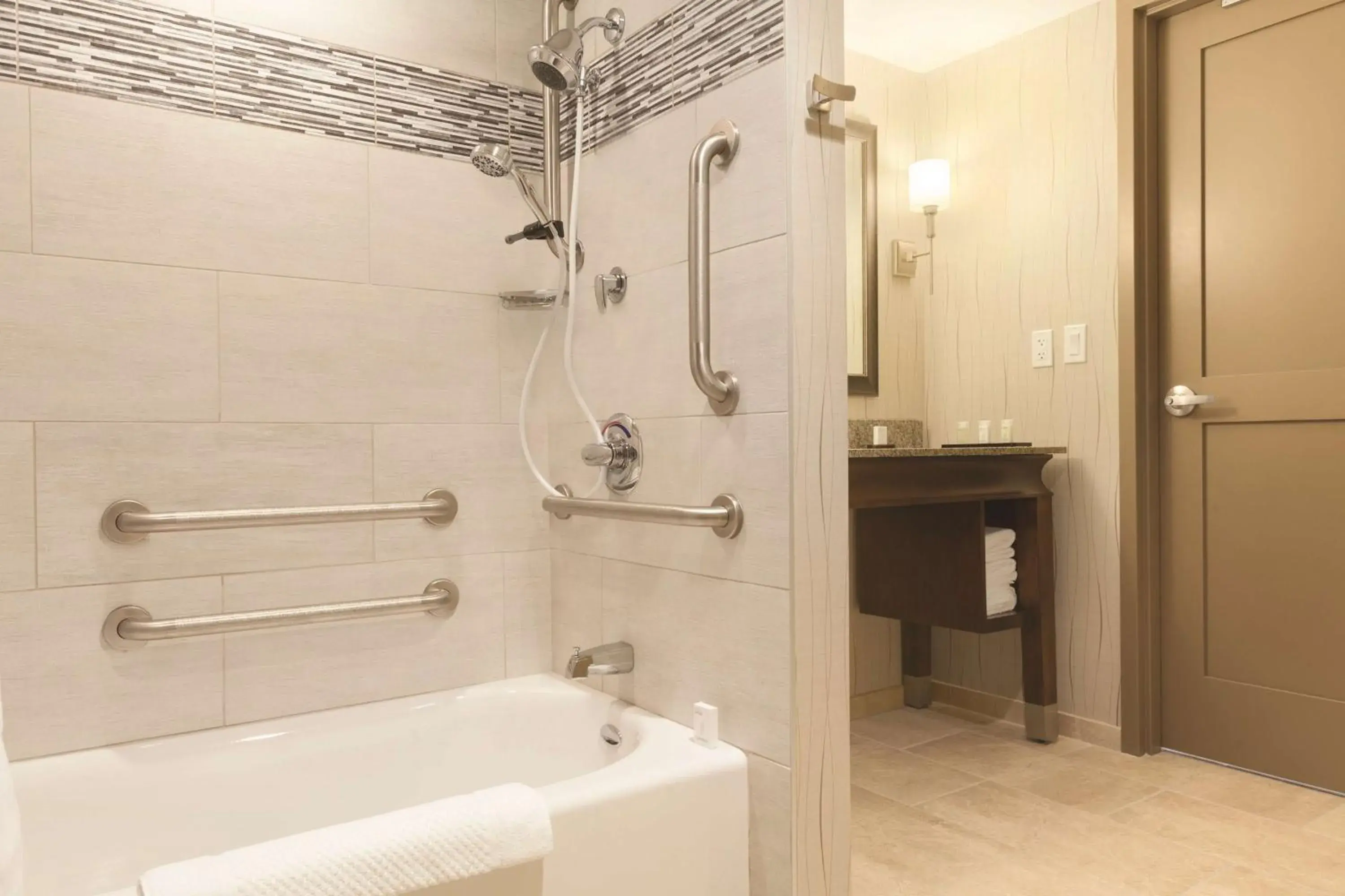 Two-Room Queen Suite with Bath Tub - Disability Access in Embassy Suites Saratoga Springs Two-Room Queen Suite with Bath Tub - Disability Access in Embassy Suites Saratoga Springs
