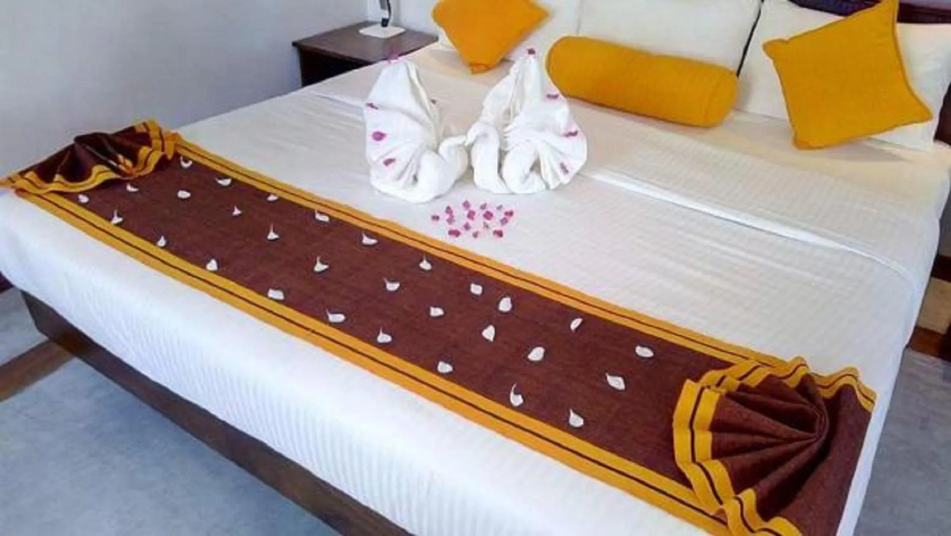 Bed in Refresh Hotel Hikkaduwa