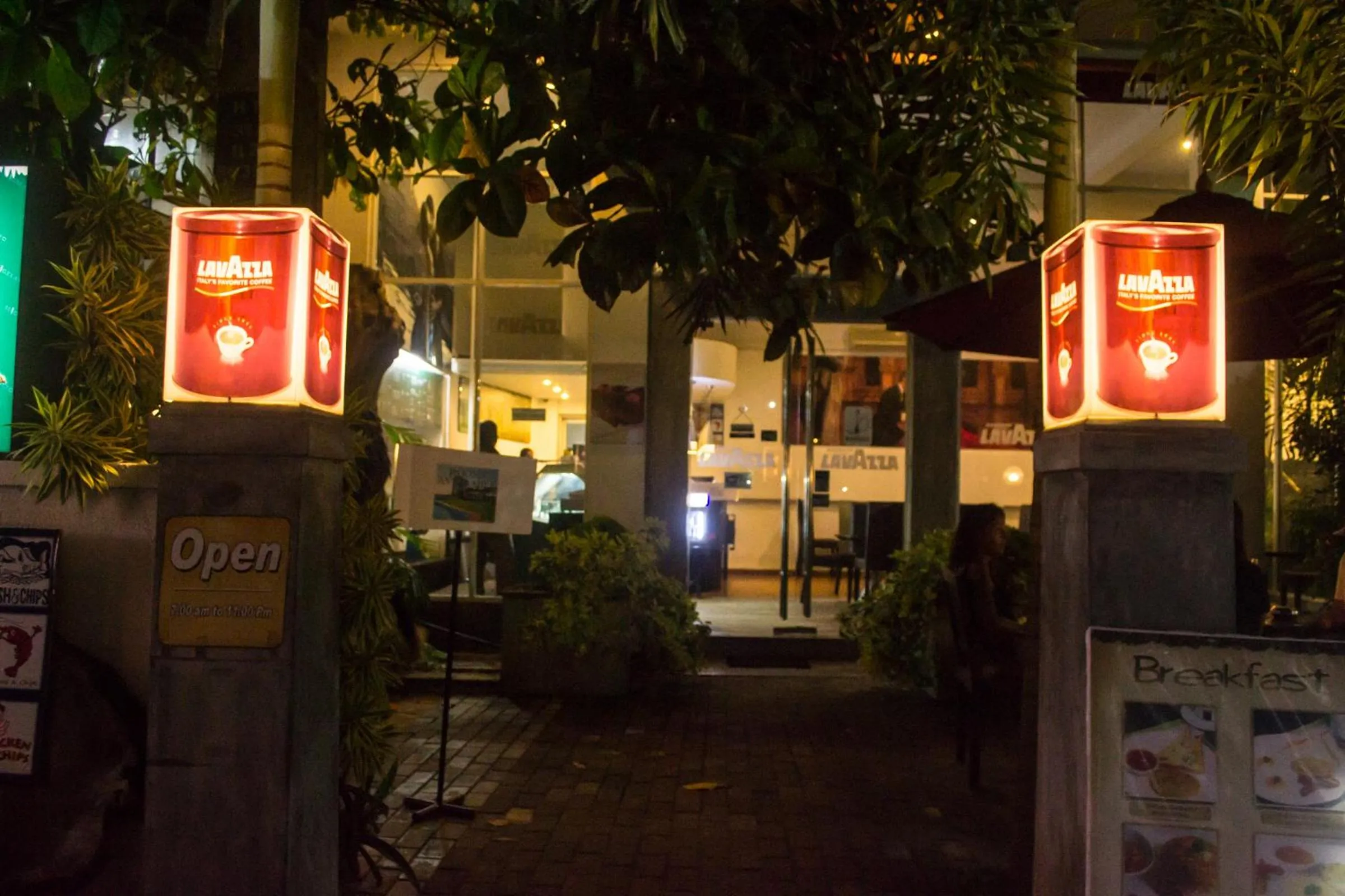 Restaurant/places to eat in Refresh Hotel Hikkaduwa