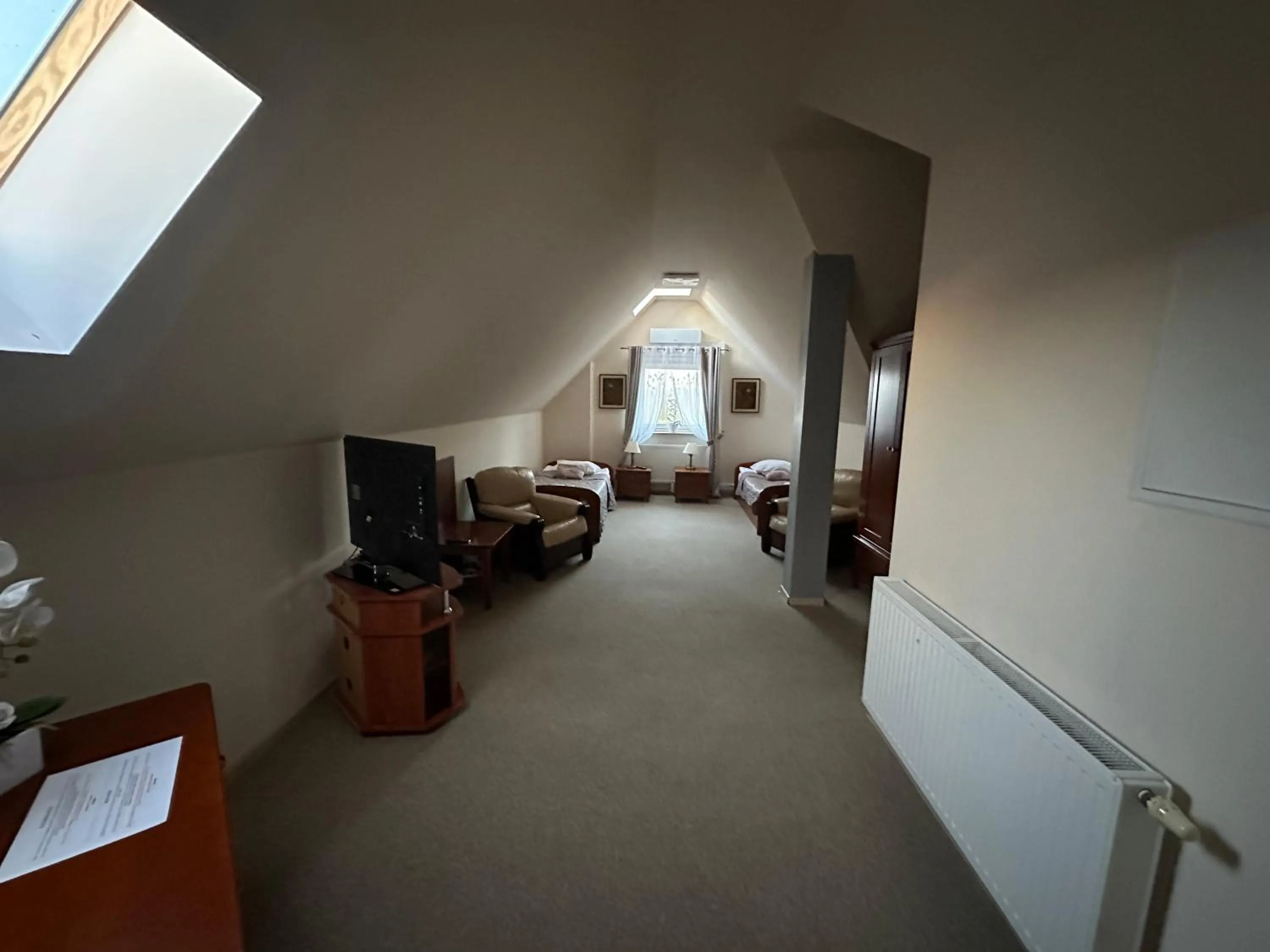 Photo of the whole room, Bed in Artemis