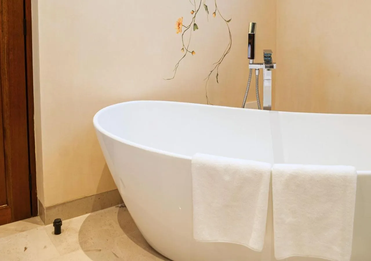 Bath in Adoro Hotel Boutique