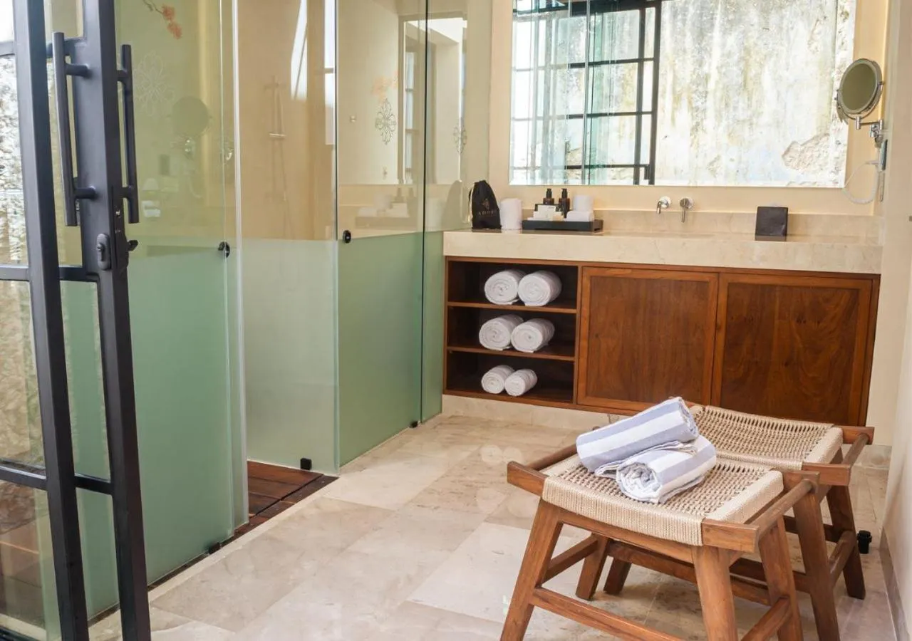 Shower in Adoro Hotel Boutique