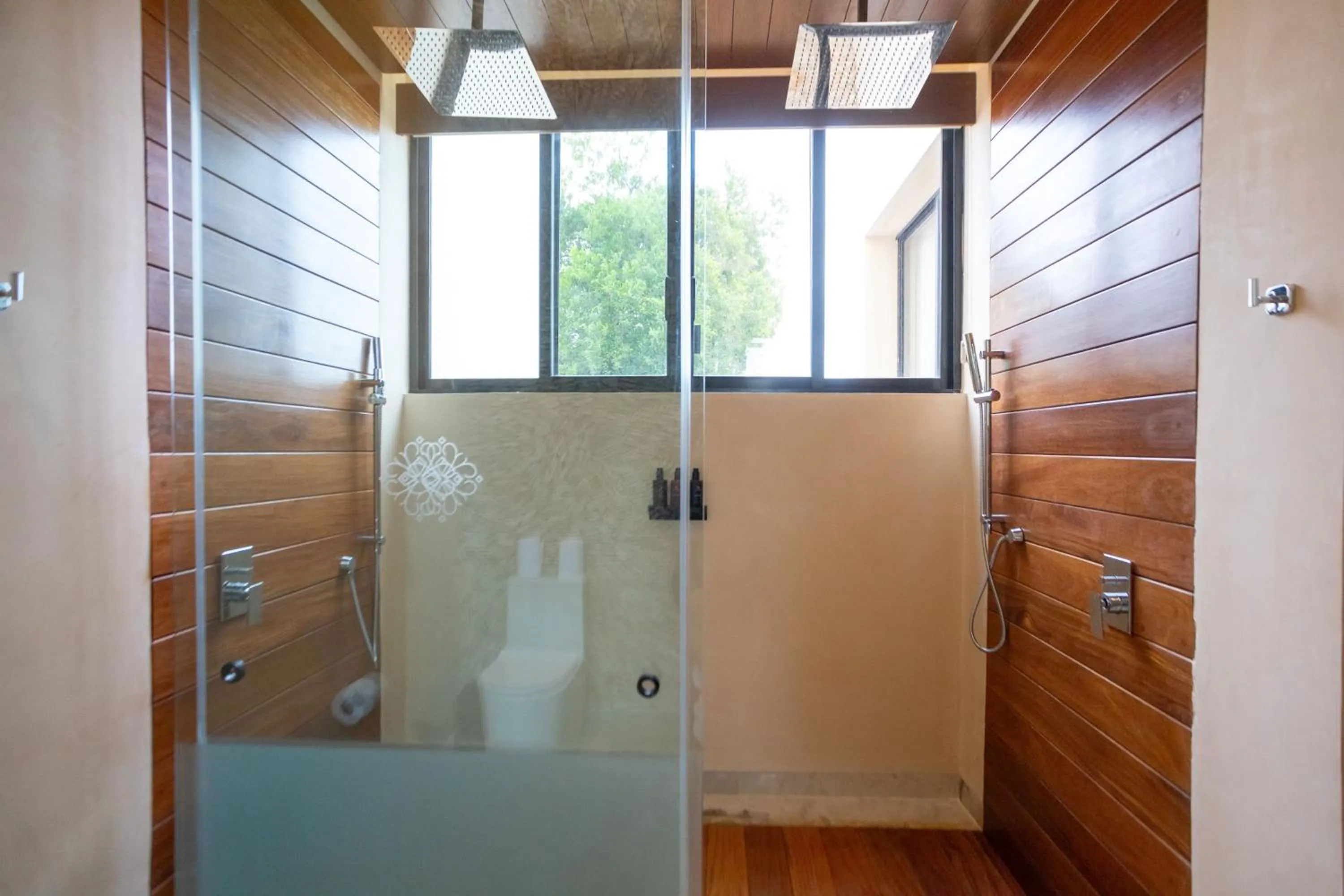 Shower in Adoro Hotel Boutique