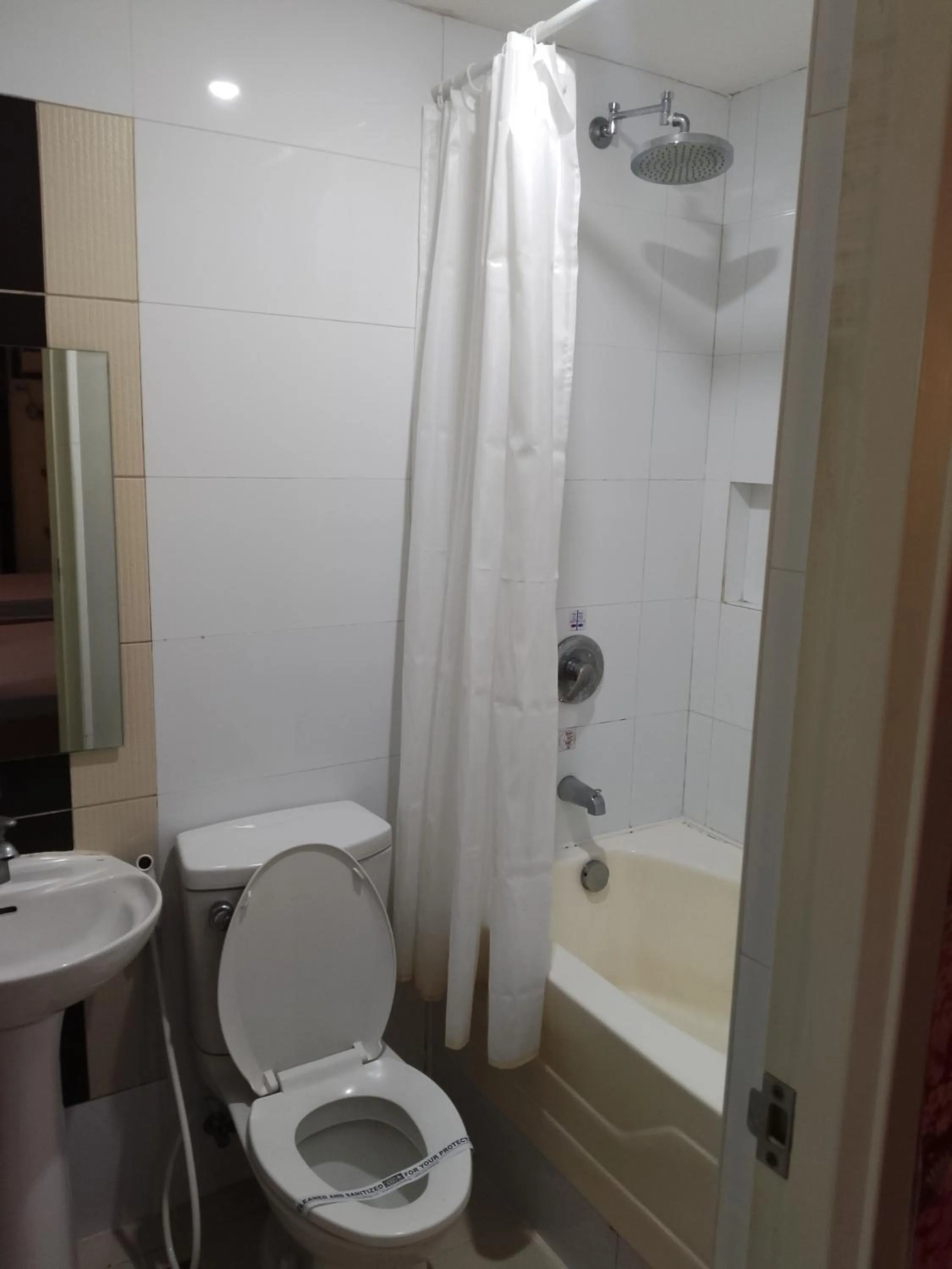 Bathroom in Hotel Sogo - EDSA, Pasay Harrison