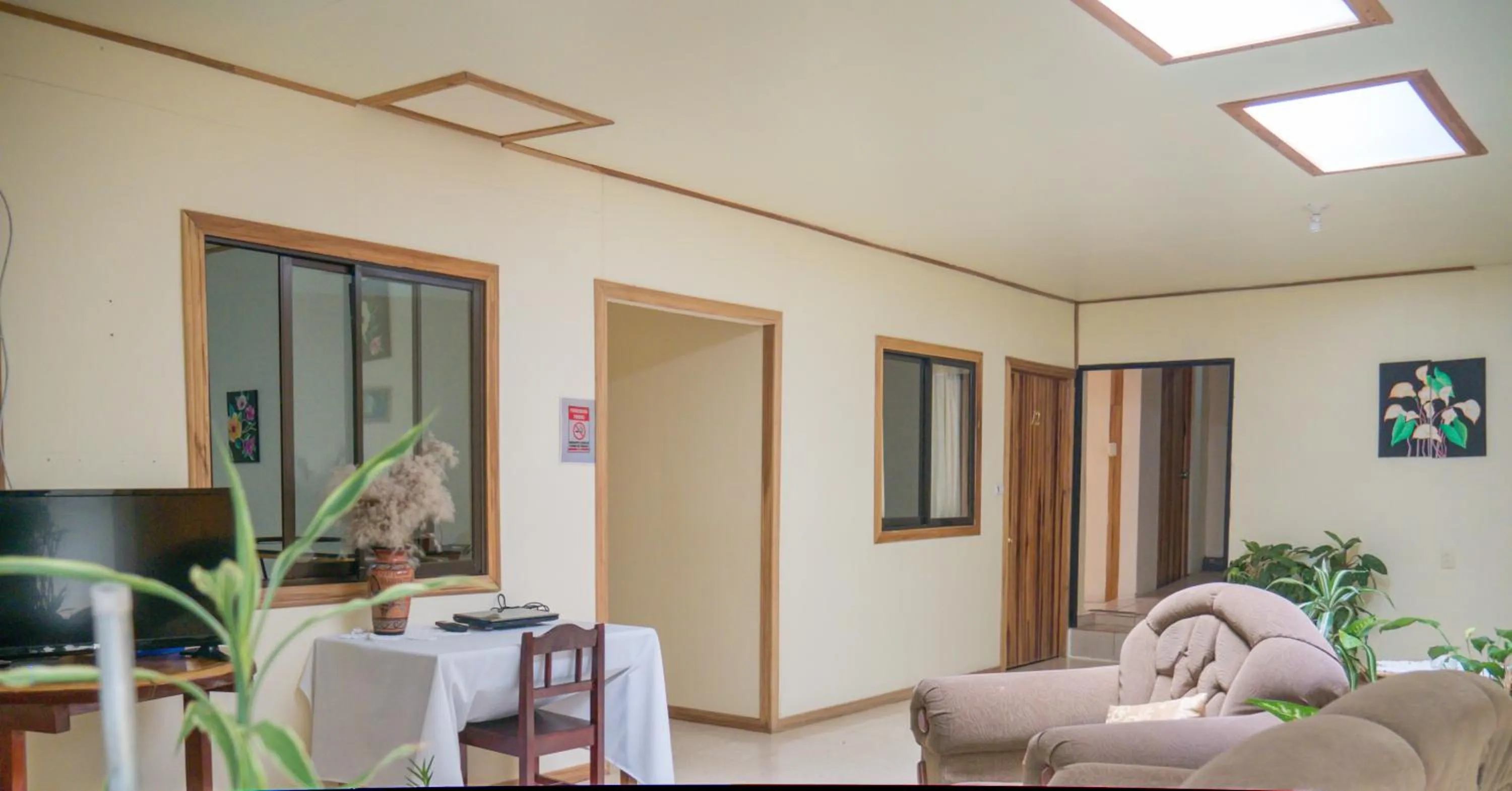 Living room in Monte Los Lirios Lodge