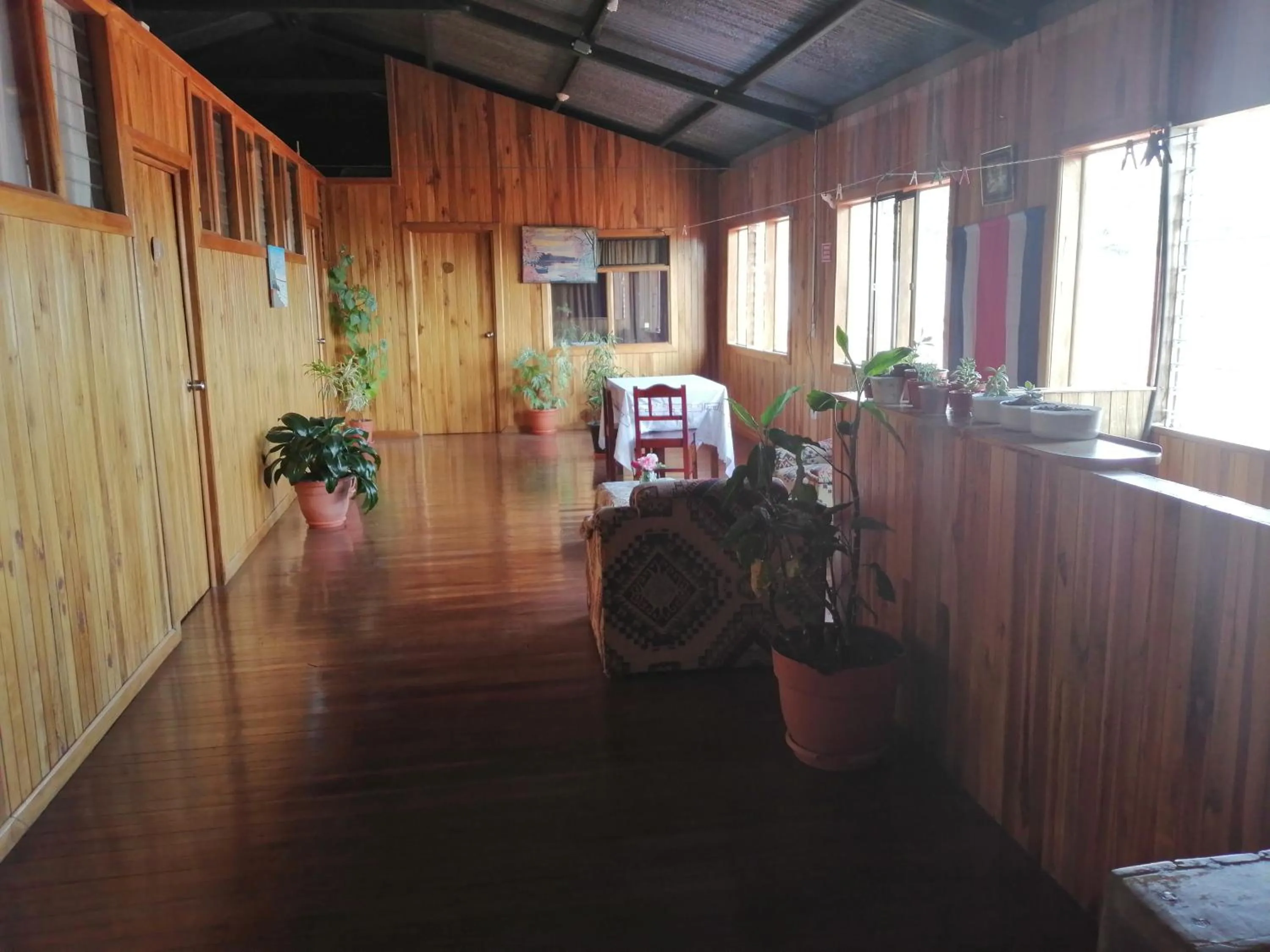 Communal lounge/ TV room in Monte Los Lirios Lodge