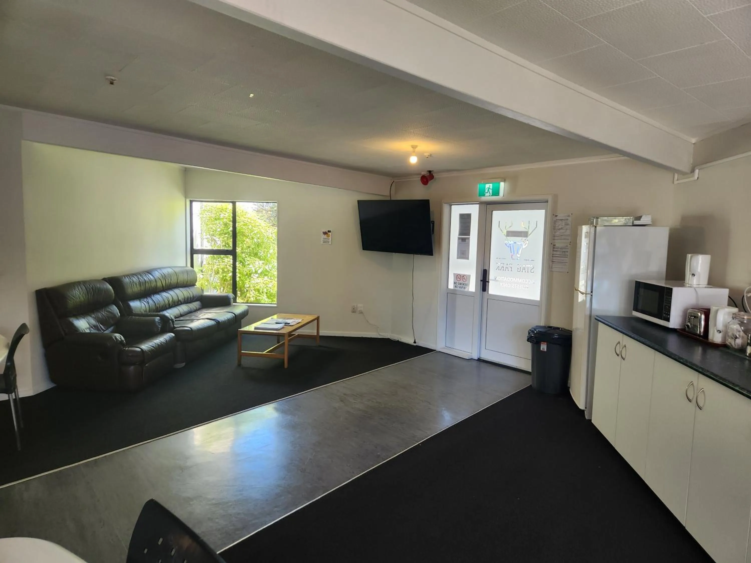 Communal lounge/ TV room in Stag Park Accommodation