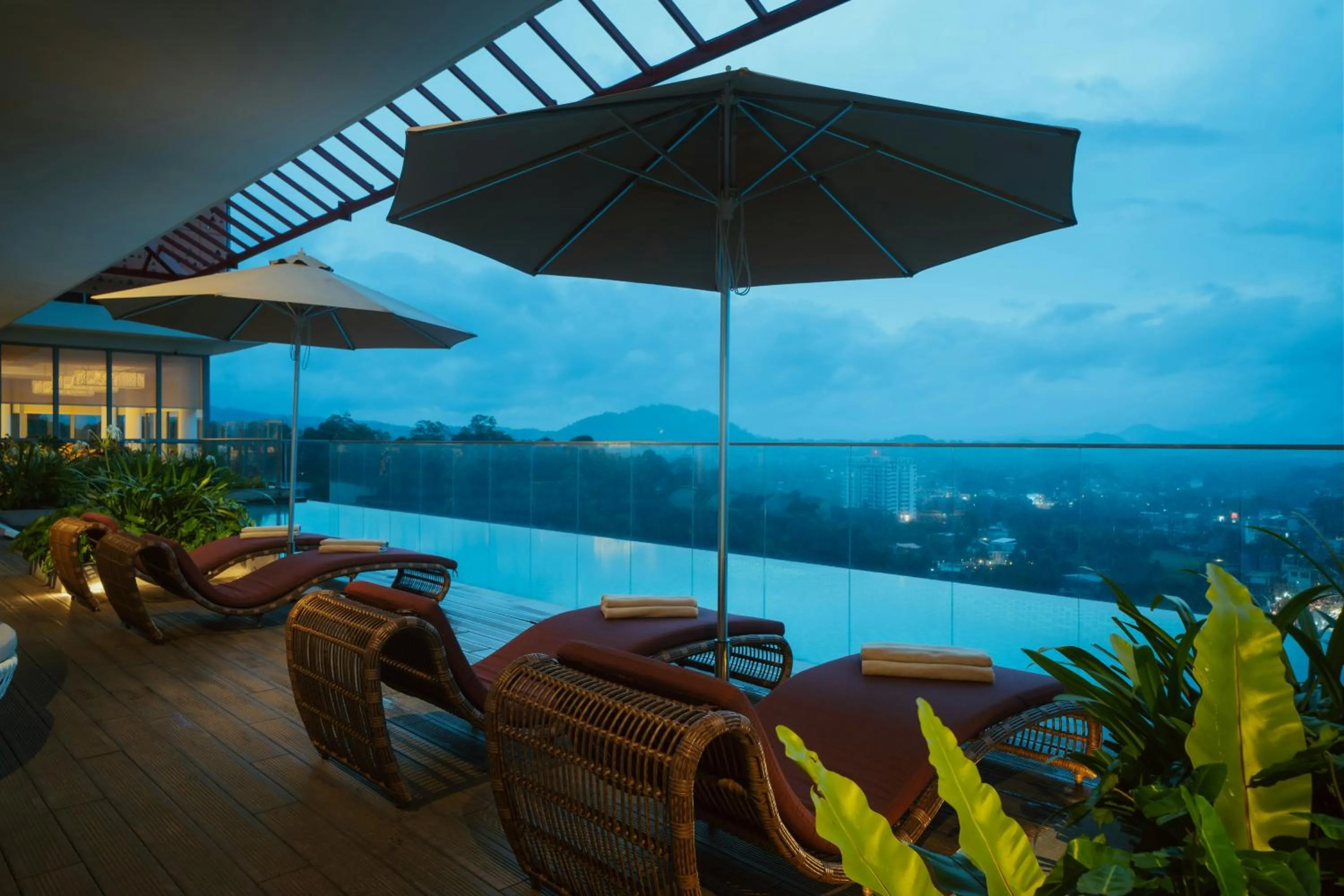 Swimming pool in Kandy Myst by Cinnamon