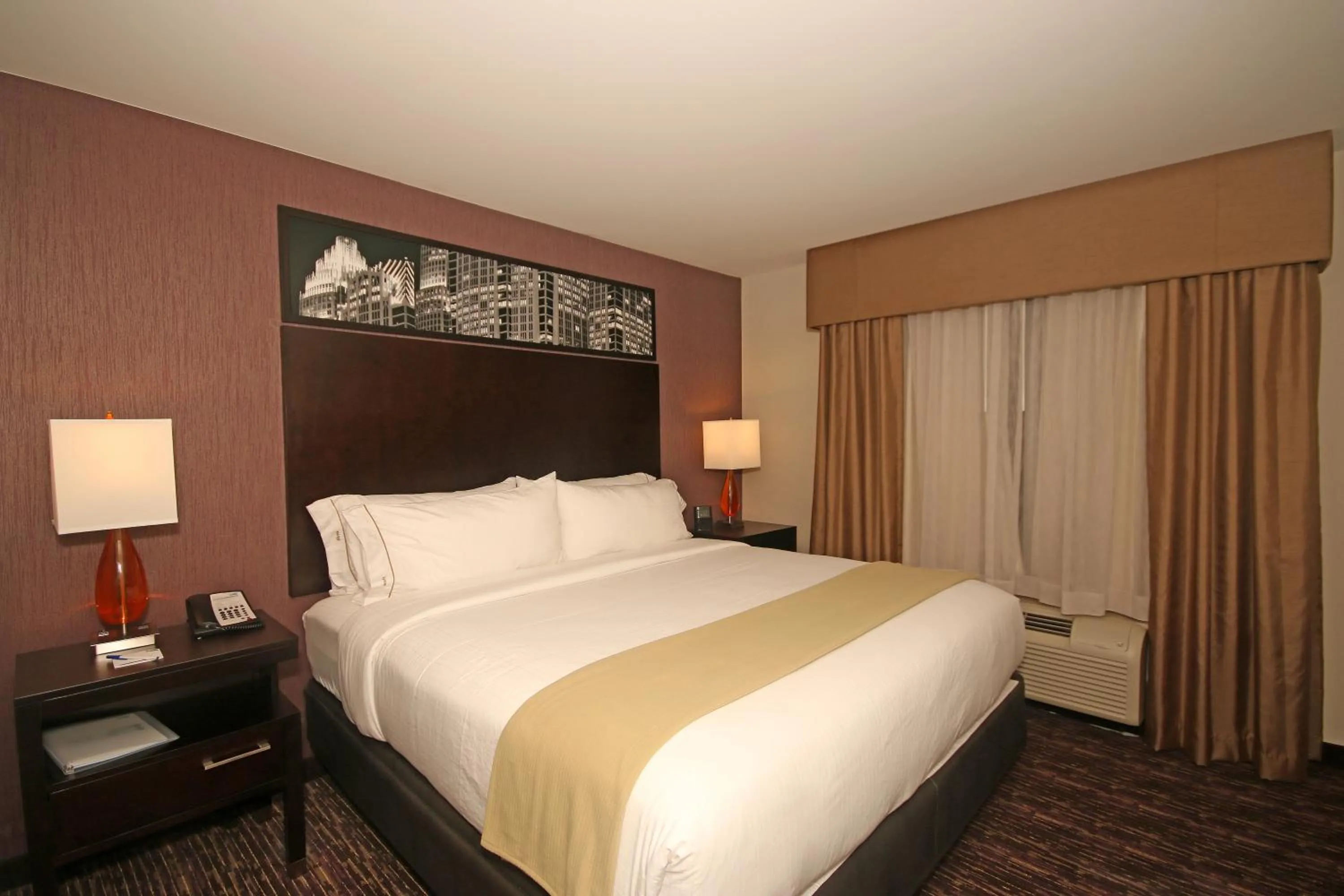 Photo of the whole room, Bed in Holiday Inn Express & Suites Charlotte North by IHG