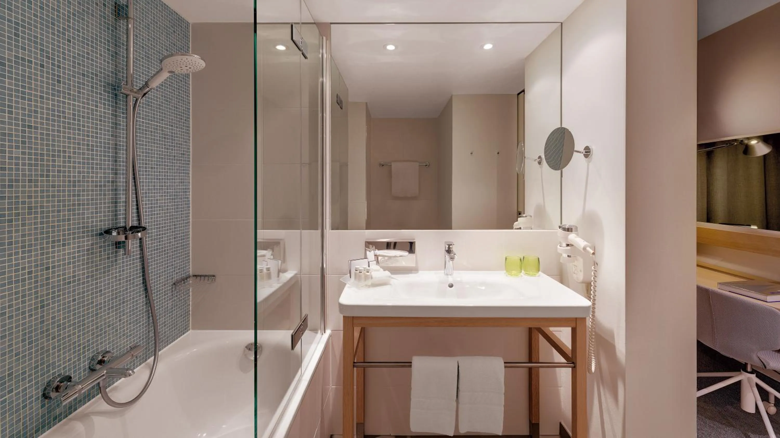 Bathroom, Bed in Holiday Inn Frankfurt - Alte Oper by IHG