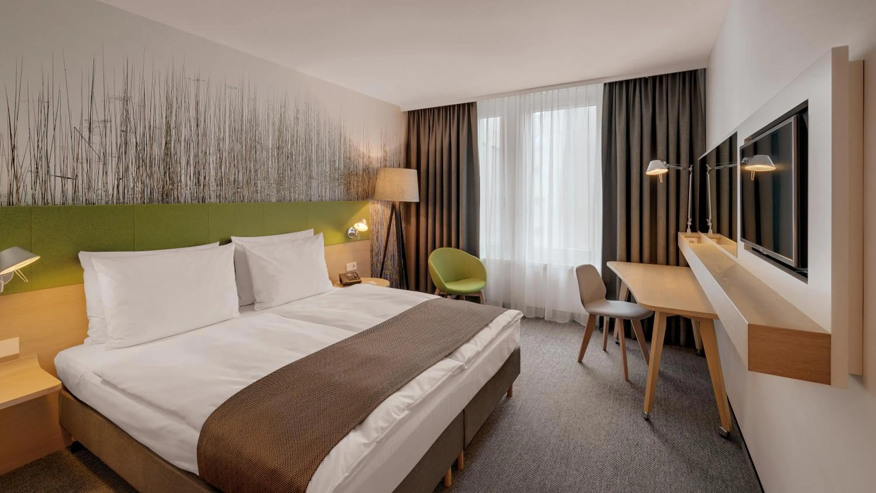 Bed in Holiday Inn Frankfurt - Alte Oper by IHG