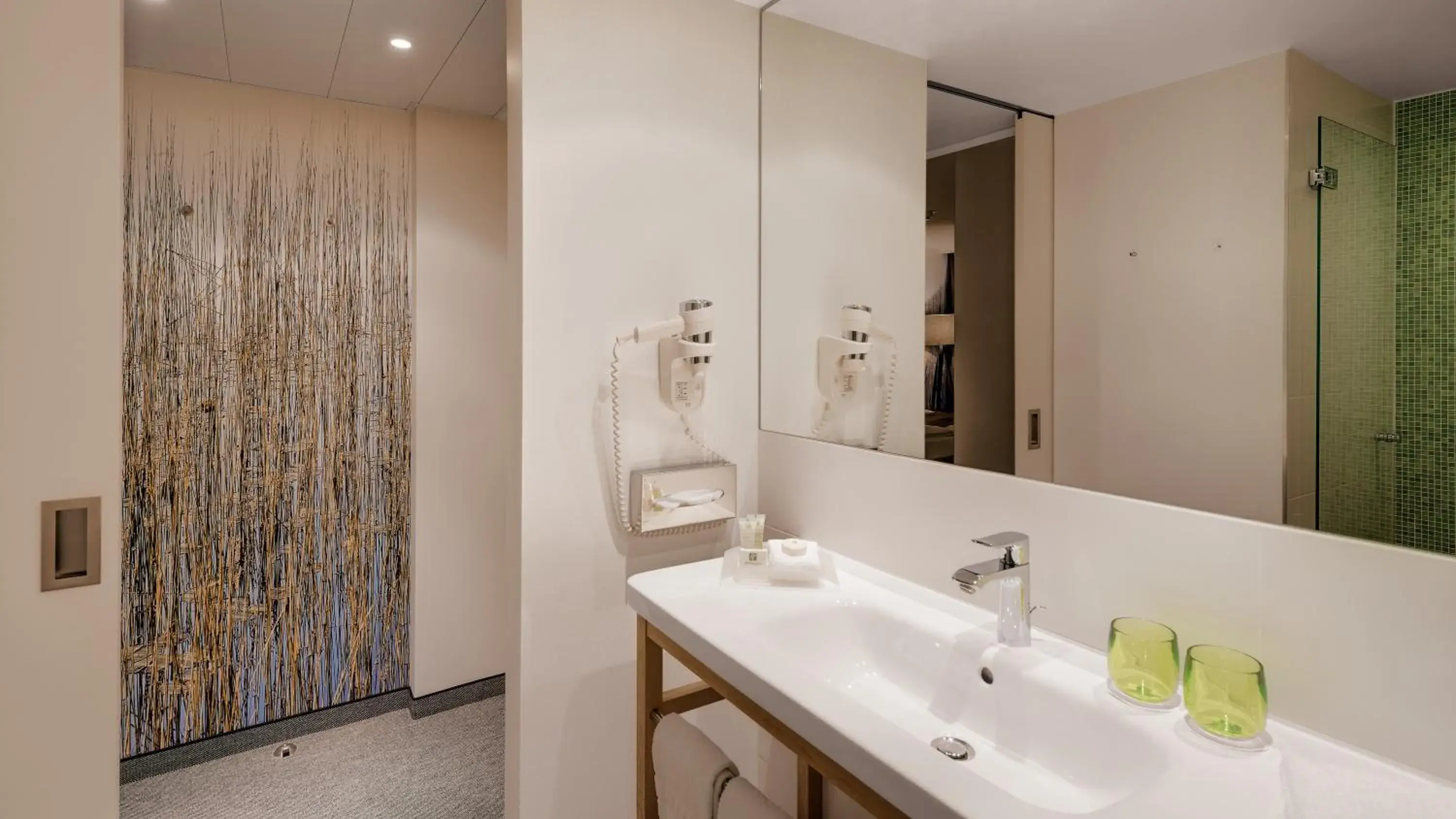 Standard King Room - Accessible in Holiday Inn Frankfurt - Alte Oper by IHG Standard King Room - Accessible in Holiday Inn Frankfurt - Alte Oper by IHG