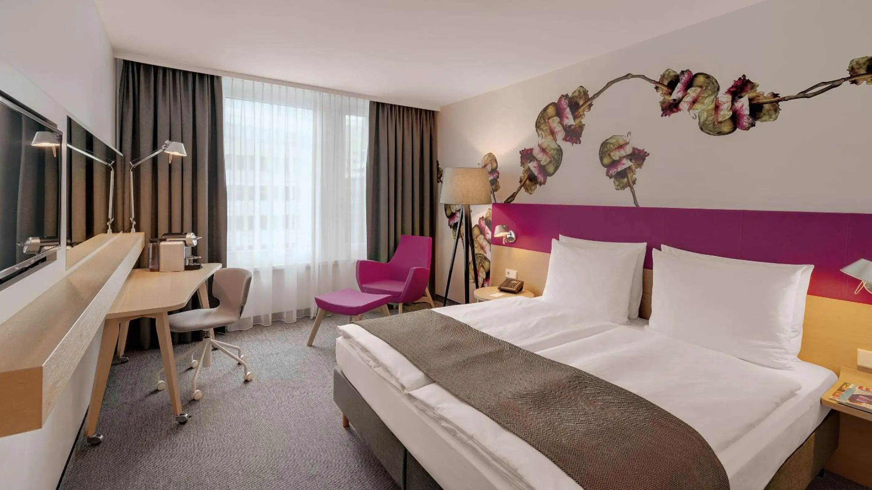 Premium King Room in Holiday Inn Frankfurt - Alte Oper by IHG Premium King Room in Holiday Inn Frankfurt - Alte Oper by IHG