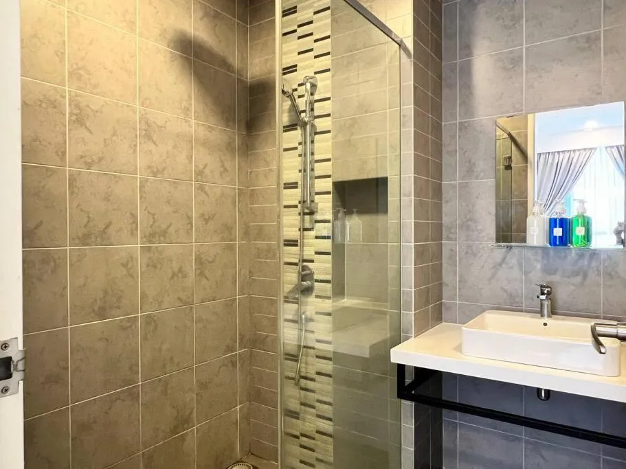 Shower in The Robertson Bukit Bintang by DeUrban