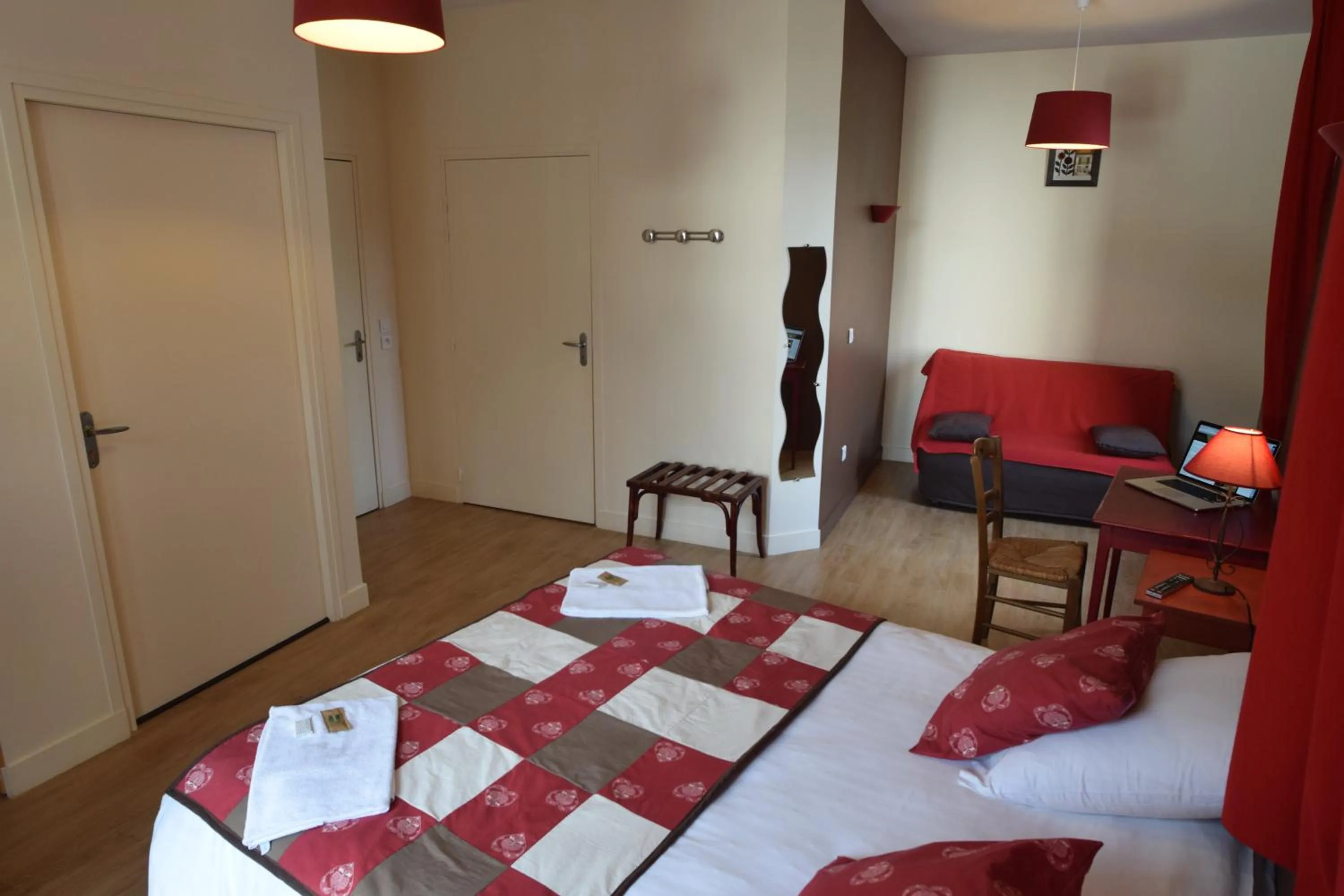 Photo of the whole room, Bed in Le Genève