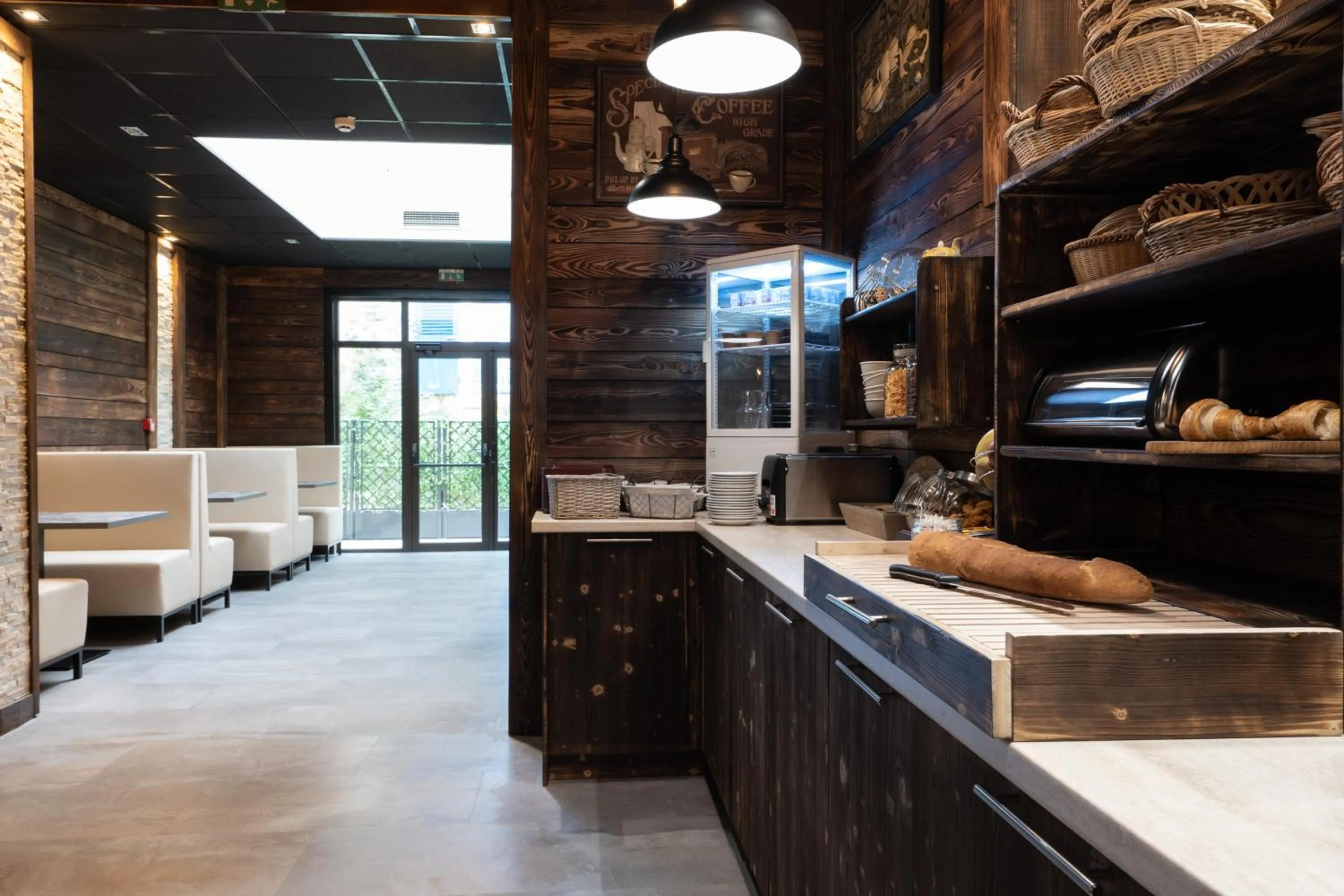 Restaurant/places to eat in Le Genève