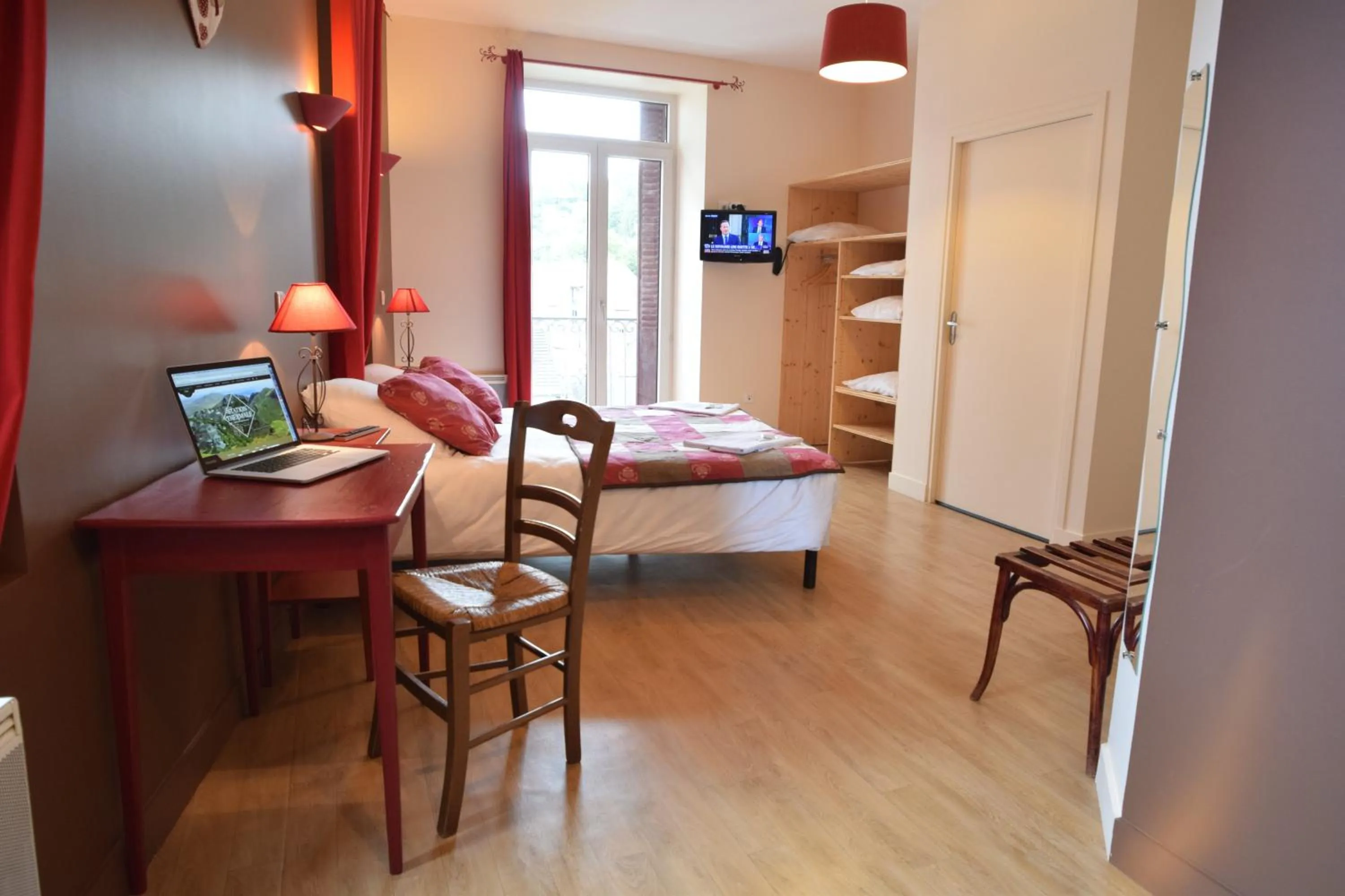 Photo of the whole room, Bed in Le Genève