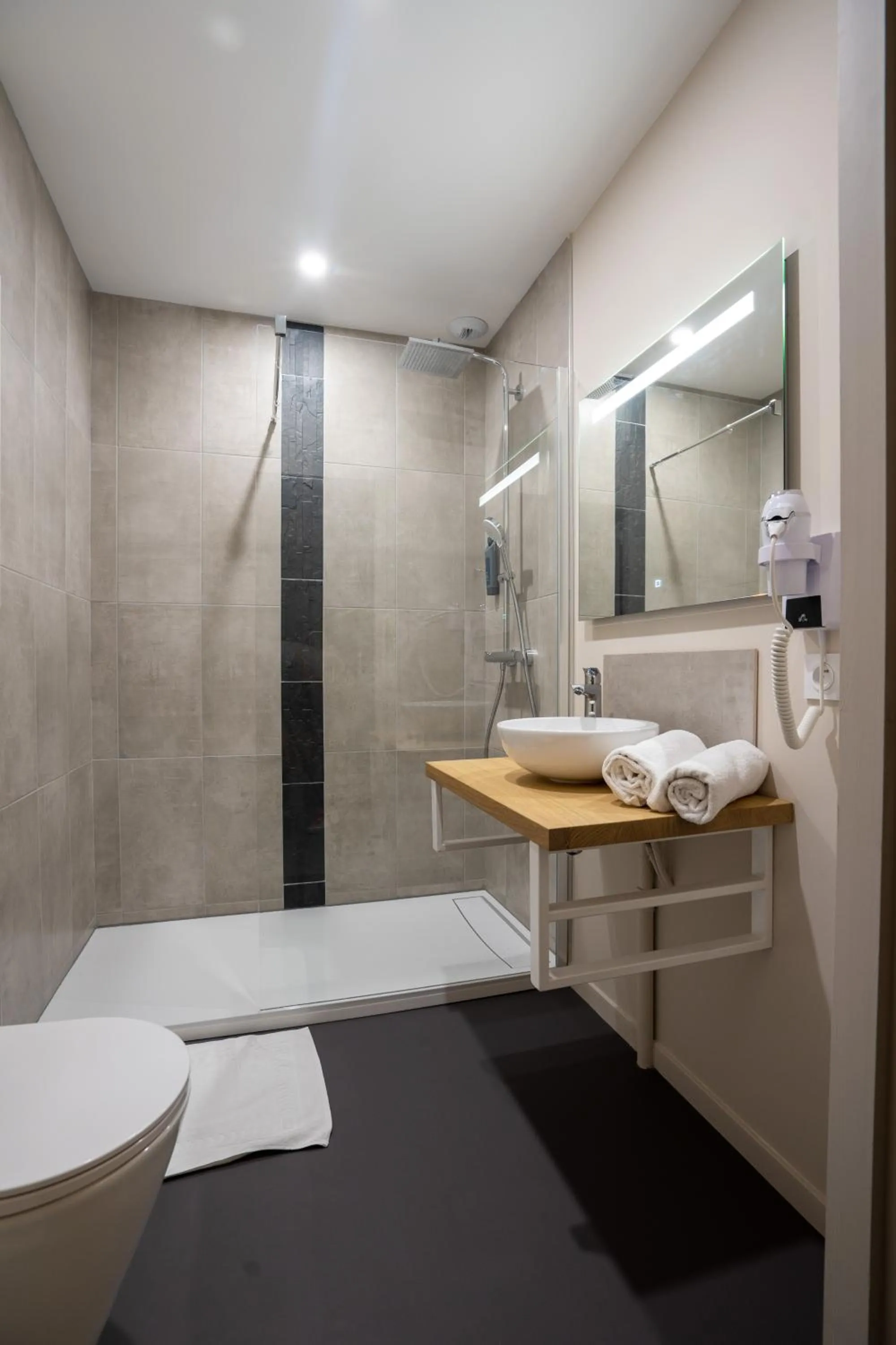 Shower in Le Genève