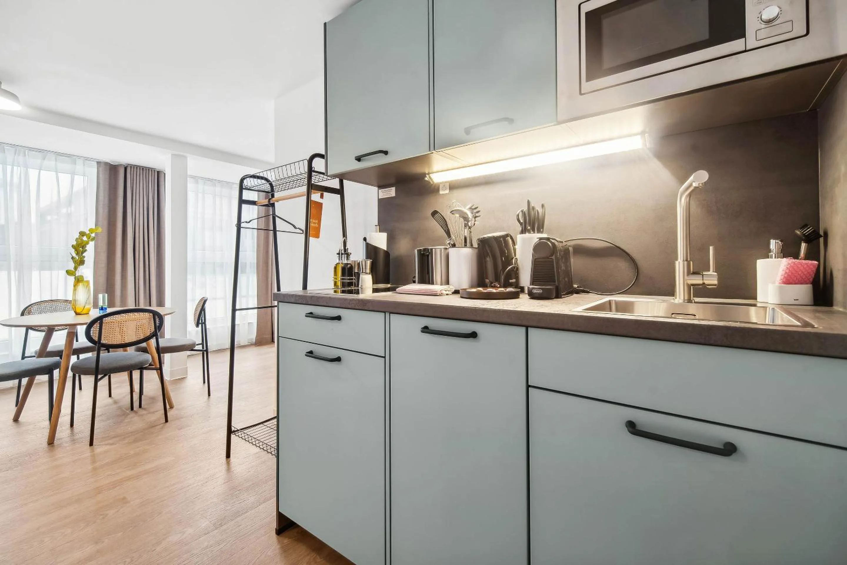 Kitchen or kitchenette in Limehome Kassel Wilhelmsstraße